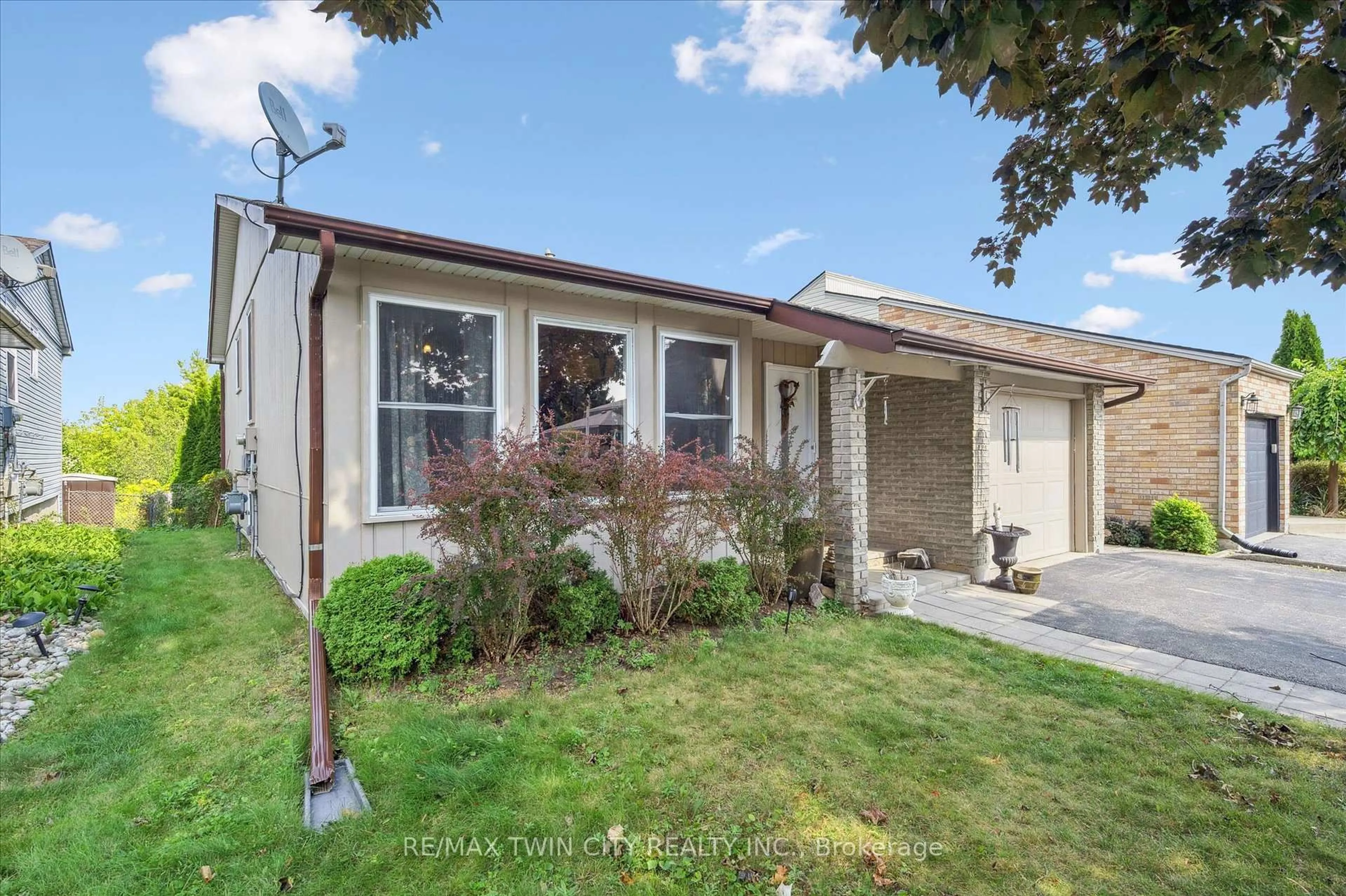 A pic from outside/outdoor area/front of a property/back of a property/a pic from drone, street for 31 Saxony Circ, Cambridge Ontario N1S 4G6