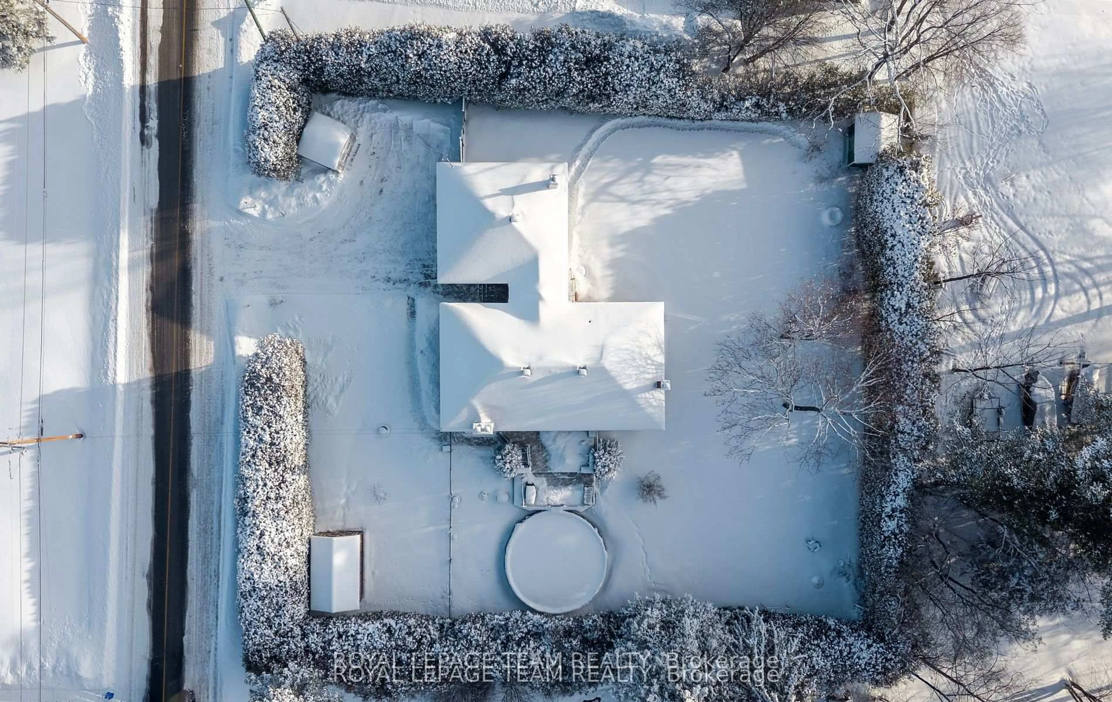 A pic from outside/outdoor area/front of a property/back of a property/a pic from drone, building for 3246 Elizabeth St, Osgoode Ontario K0A 2W0