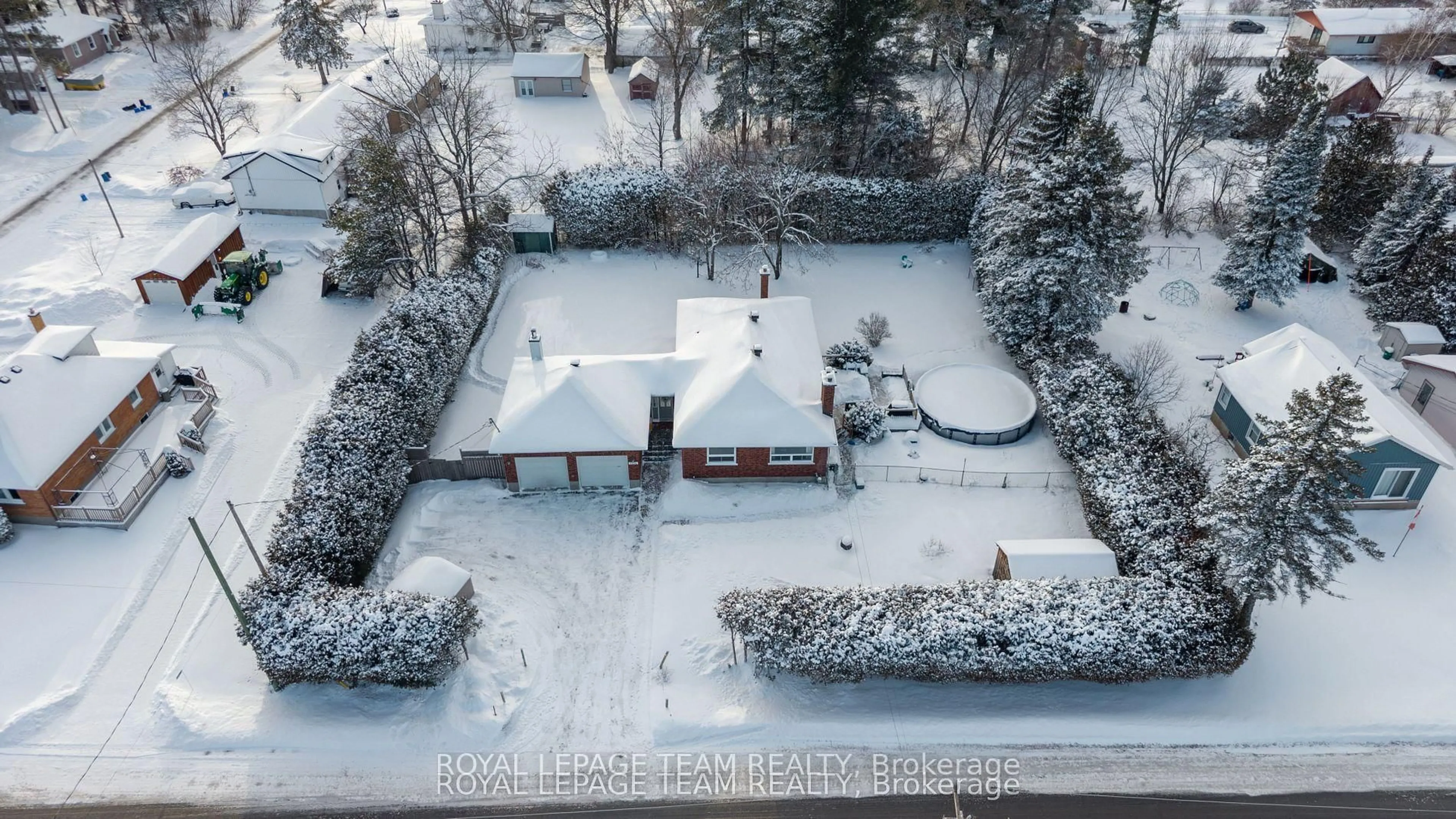 A pic from outside/outdoor area/front of a property/back of a property/a pic from drone, street for 3246 Elizabeth St, Osgoode Ontario K0A 2W0