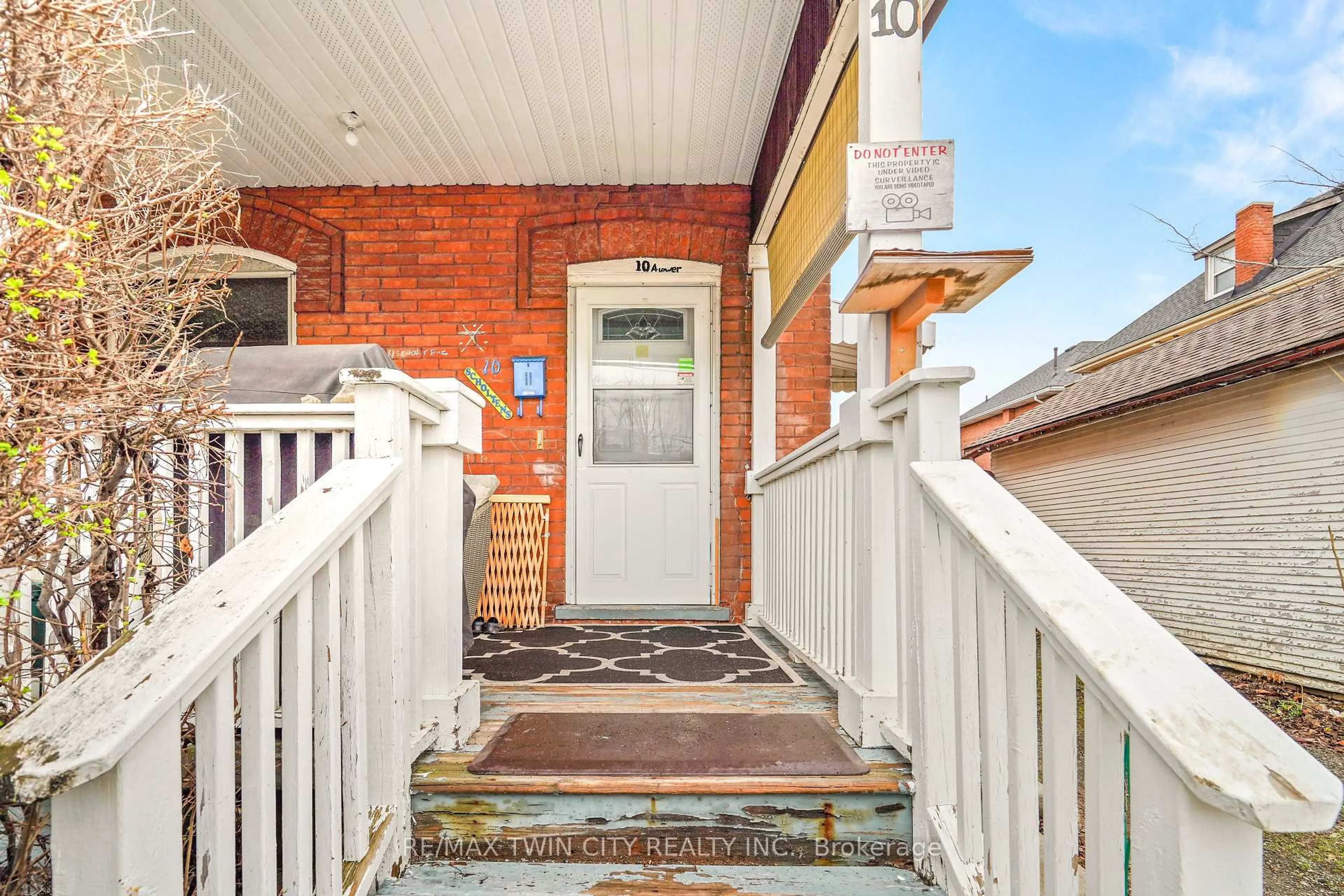 Indoor entryway for 10 Henrietta St, Brantford Ontario N3T 3Y9