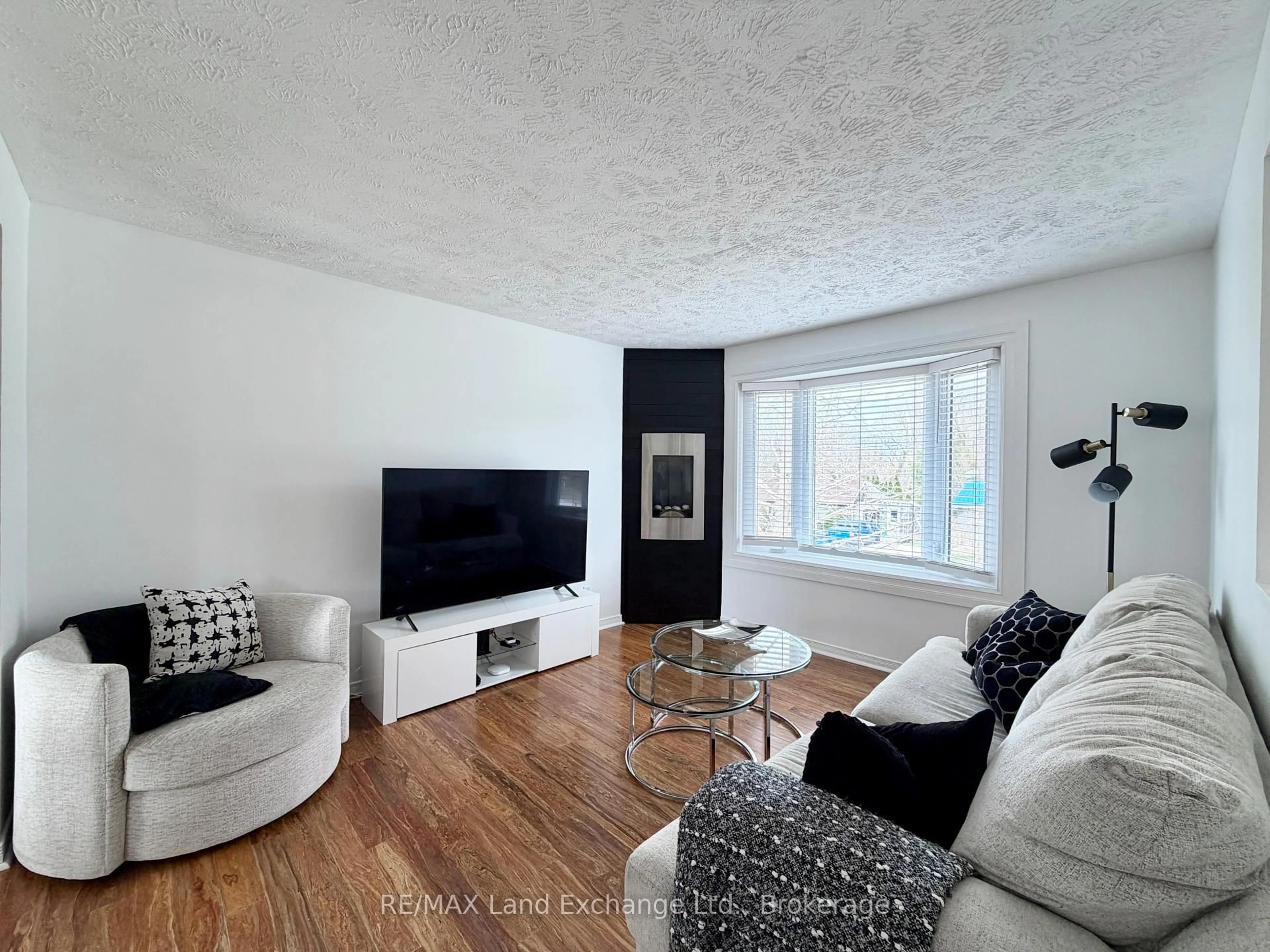 Living room with furniture, wood/laminate floor for 375 LANSDOWNE St, Saugeen Shores Ontario N0H 2L0