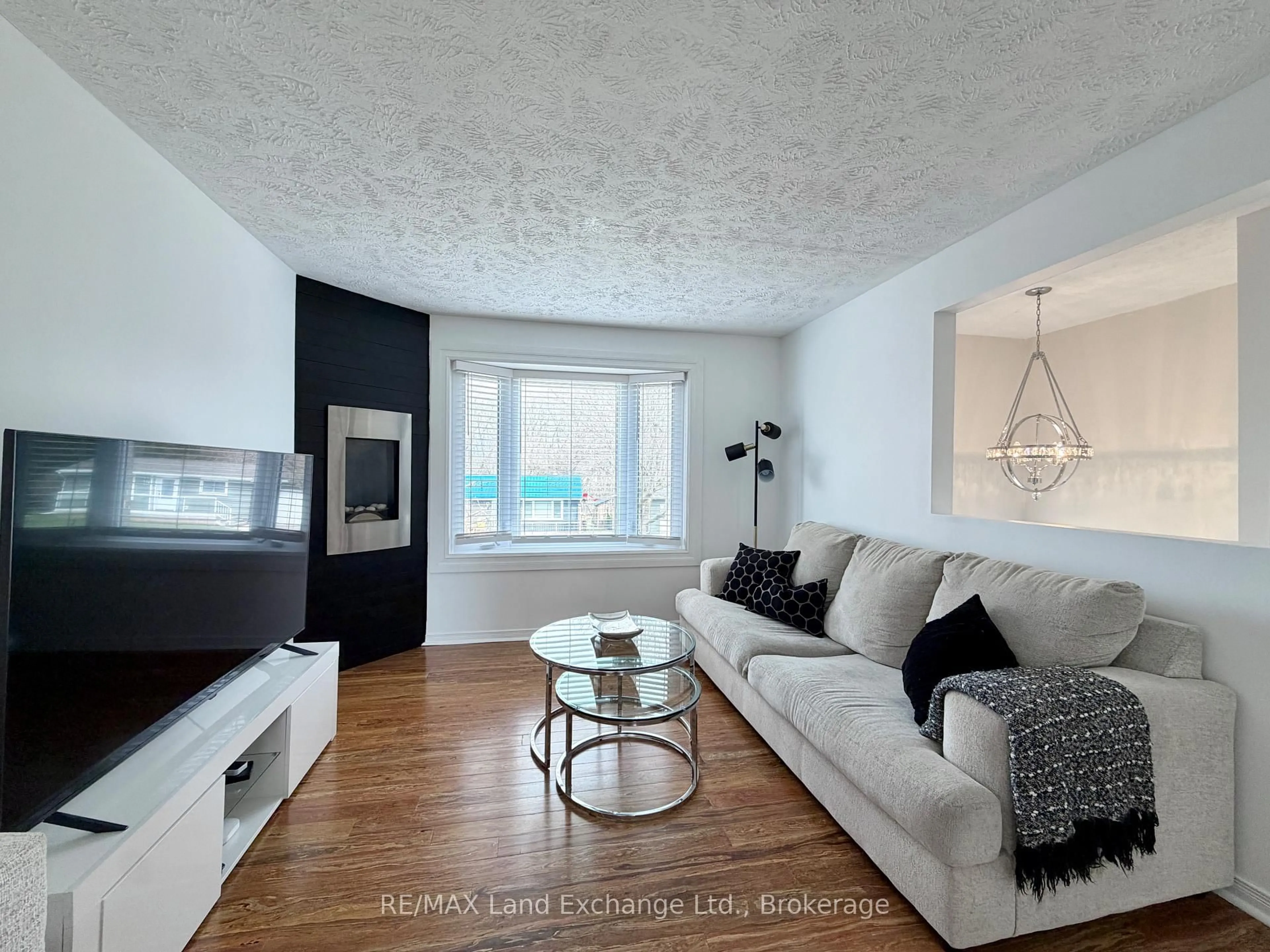 Living room with furniture, wood/laminate floor for 375 LANSDOWNE St, Saugeen Shores Ontario N0H 2L0