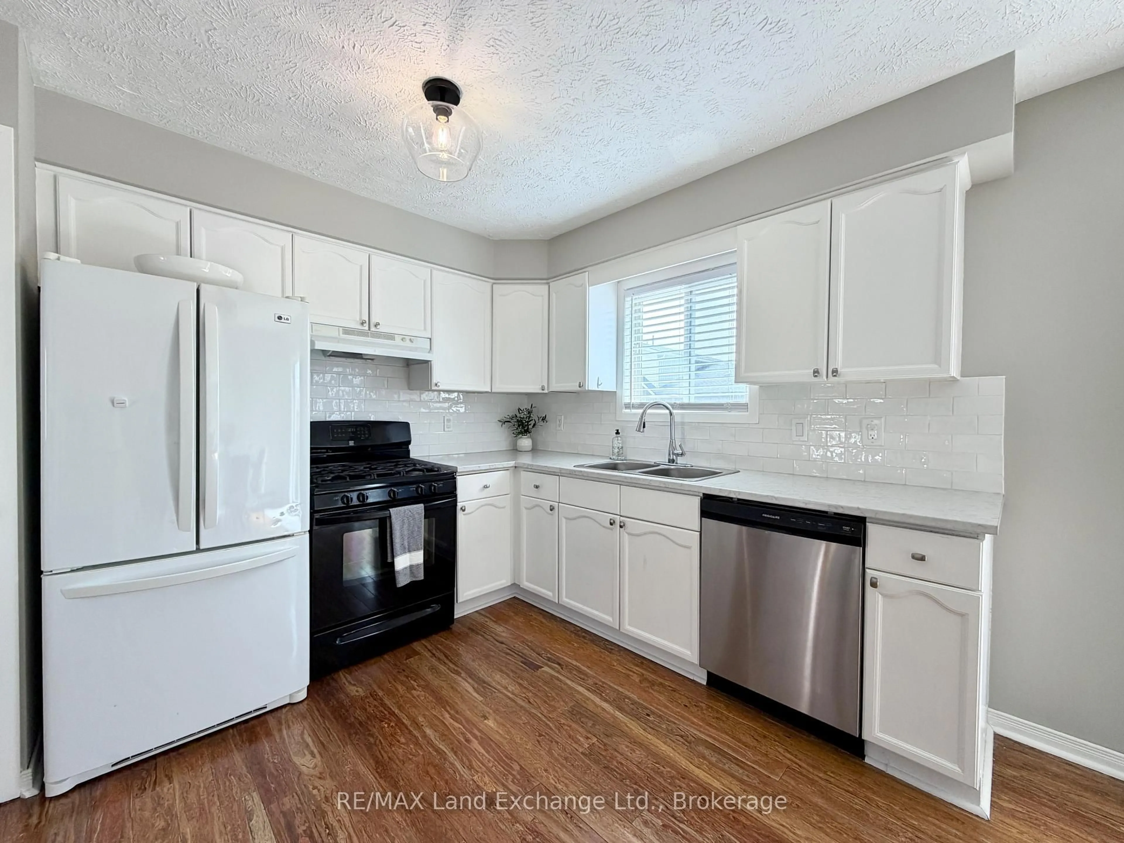 Standard kitchen, unknown for 375 LANSDOWNE St, Saugeen Shores Ontario N0H 2L0