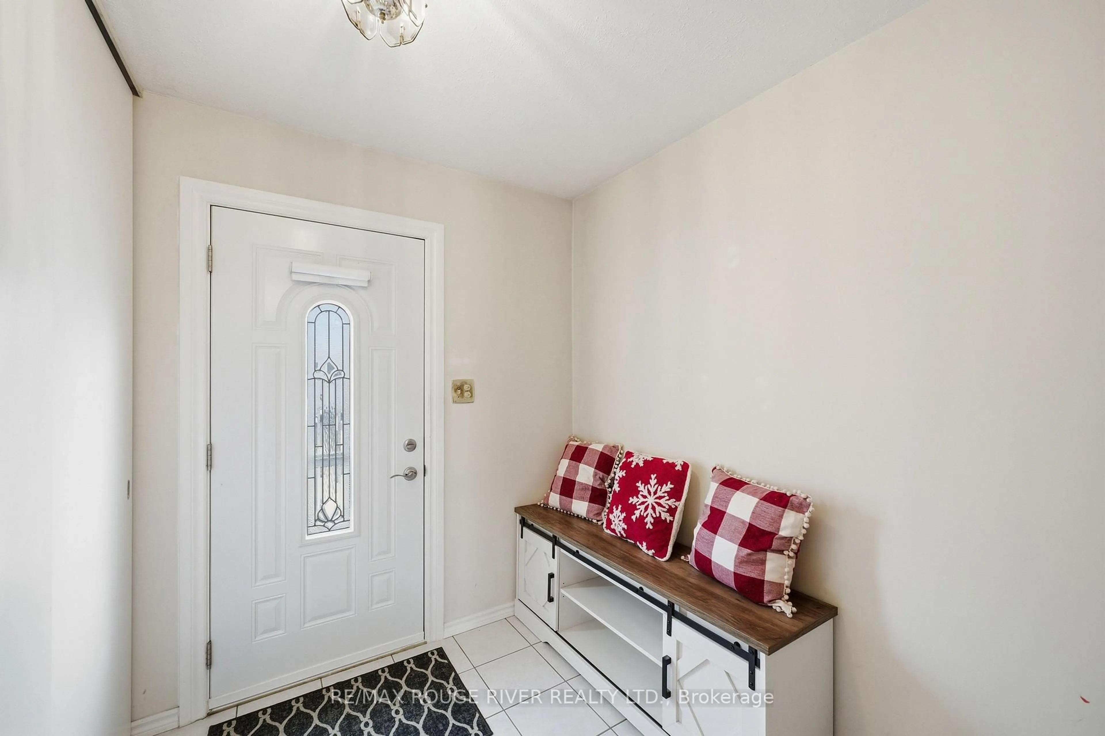 Indoor entryway for 400 Westwood Dr #C3, Cobourg Ontario K9A 2B6