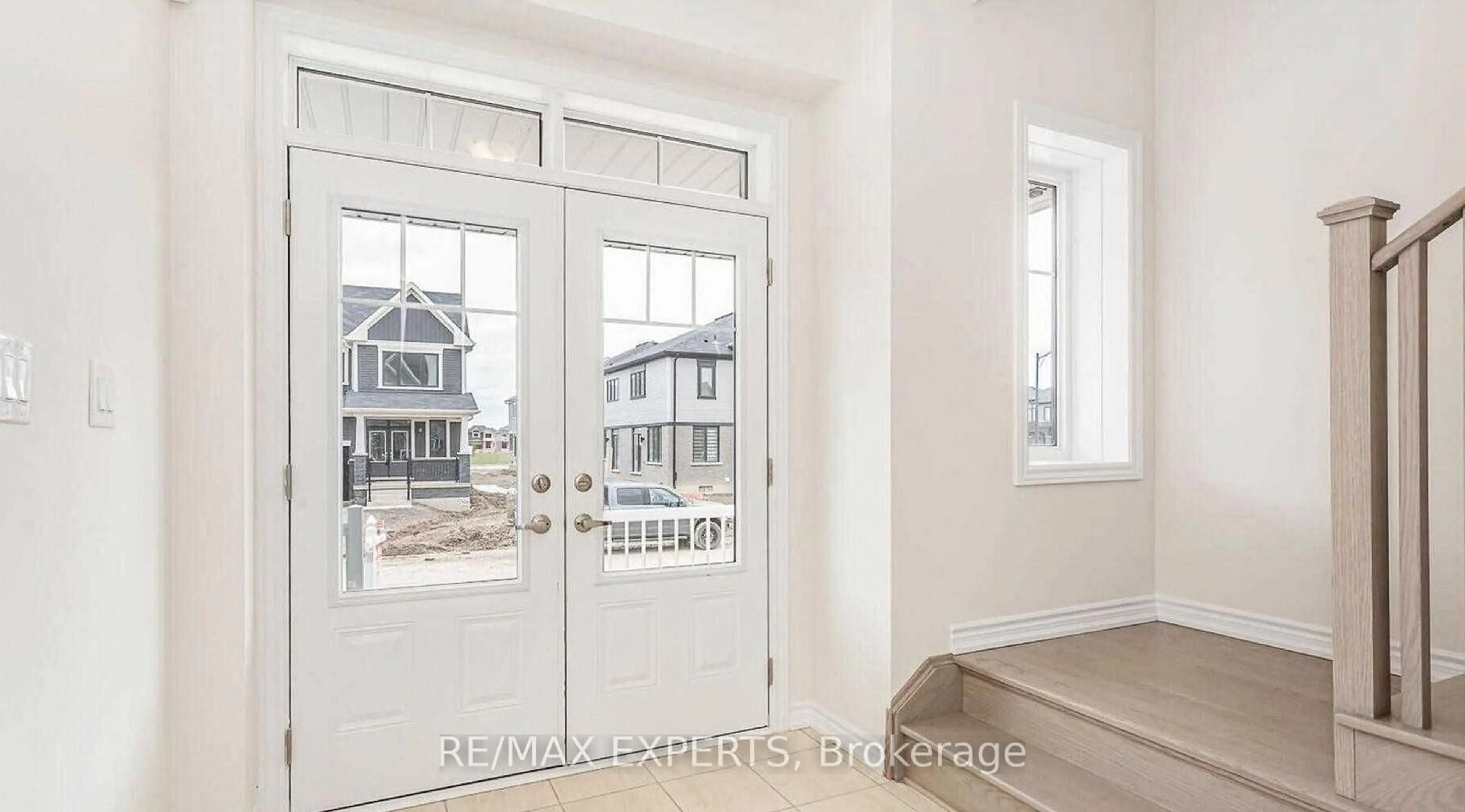 Indoor entryway for 72 Malcolm Cres, Haldimand Ontario N3W 0E9