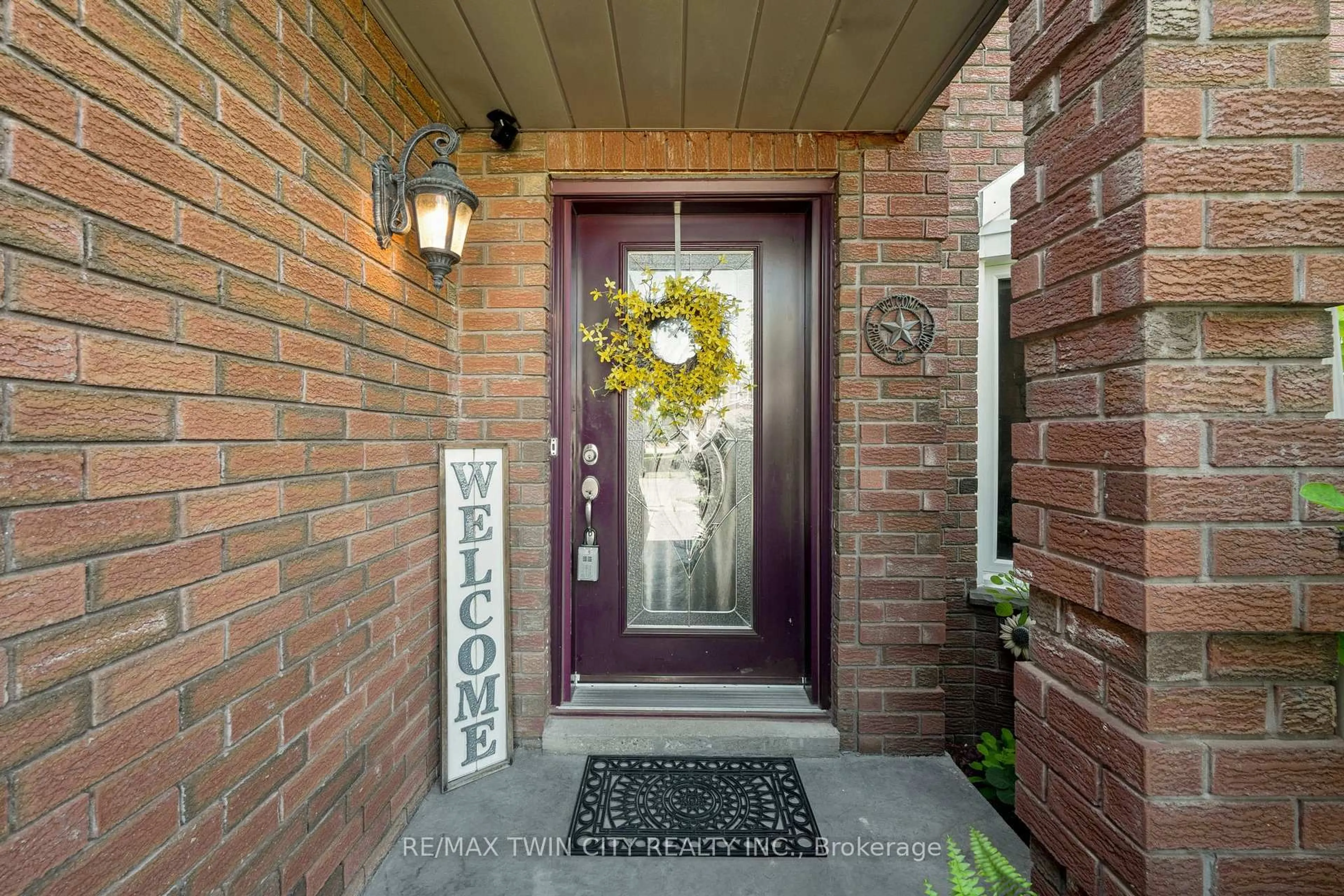 Indoor entryway for 477 Burnett Ave, Cambridge Ontario N1T 1L6