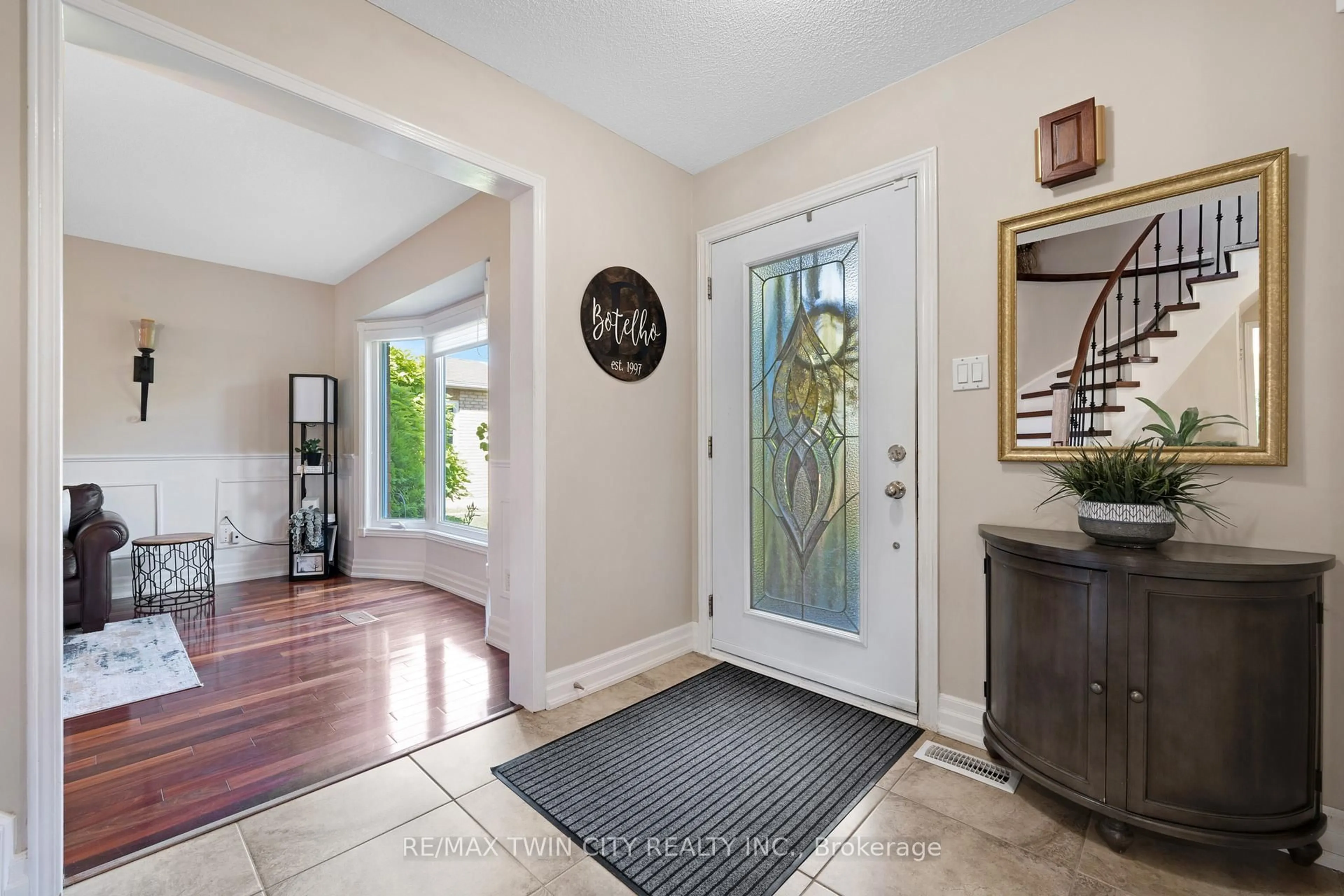Indoor entryway for 477 Burnett Ave, Cambridge Ontario N1T 1L6