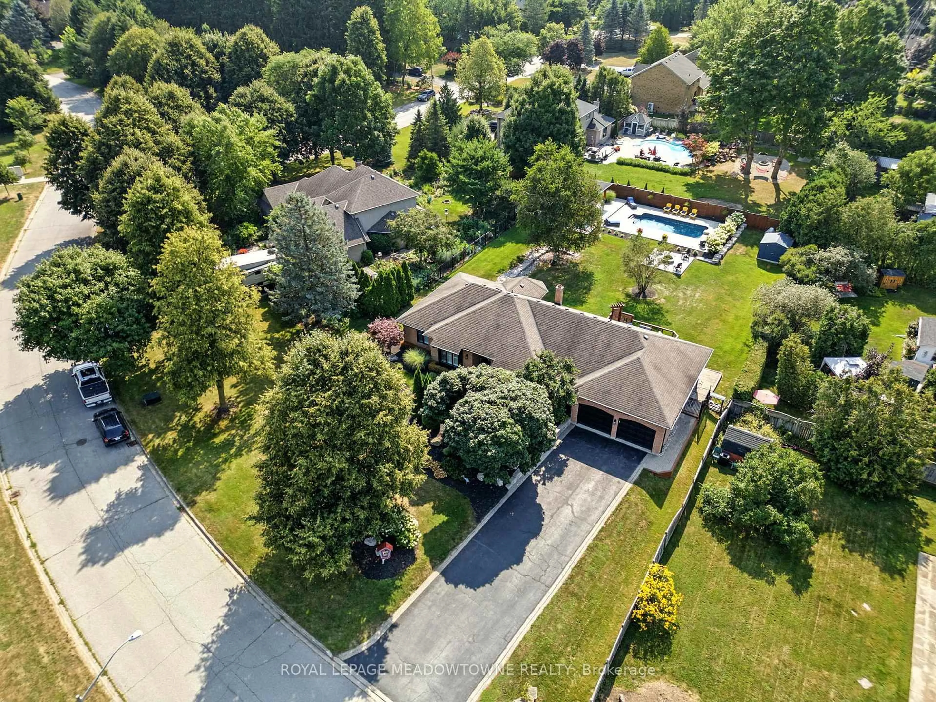 A pic from outside/outdoor area/front of a property/back of a property/a pic from drone, street for 2 Blueheron Lane, Hamilton Ontario L0R 1H1