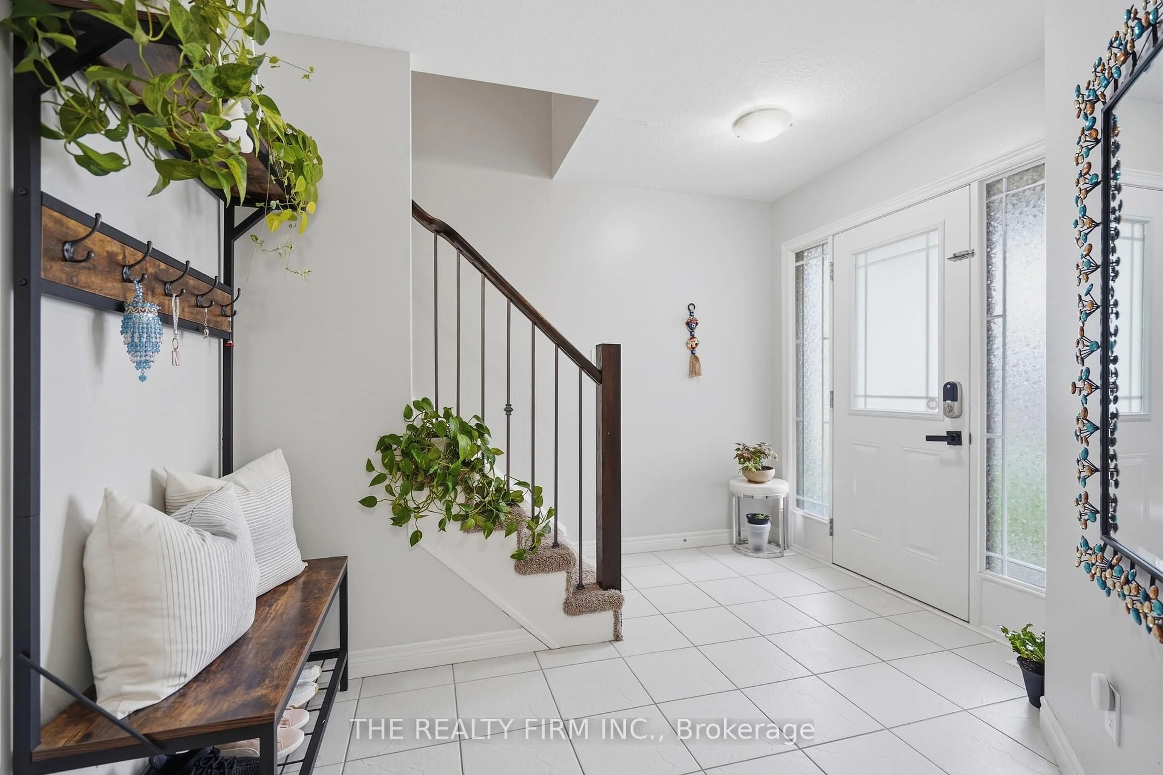 Indoor entryway for 1156 Foxhunt Rd, London North Ontario N6G 0C7