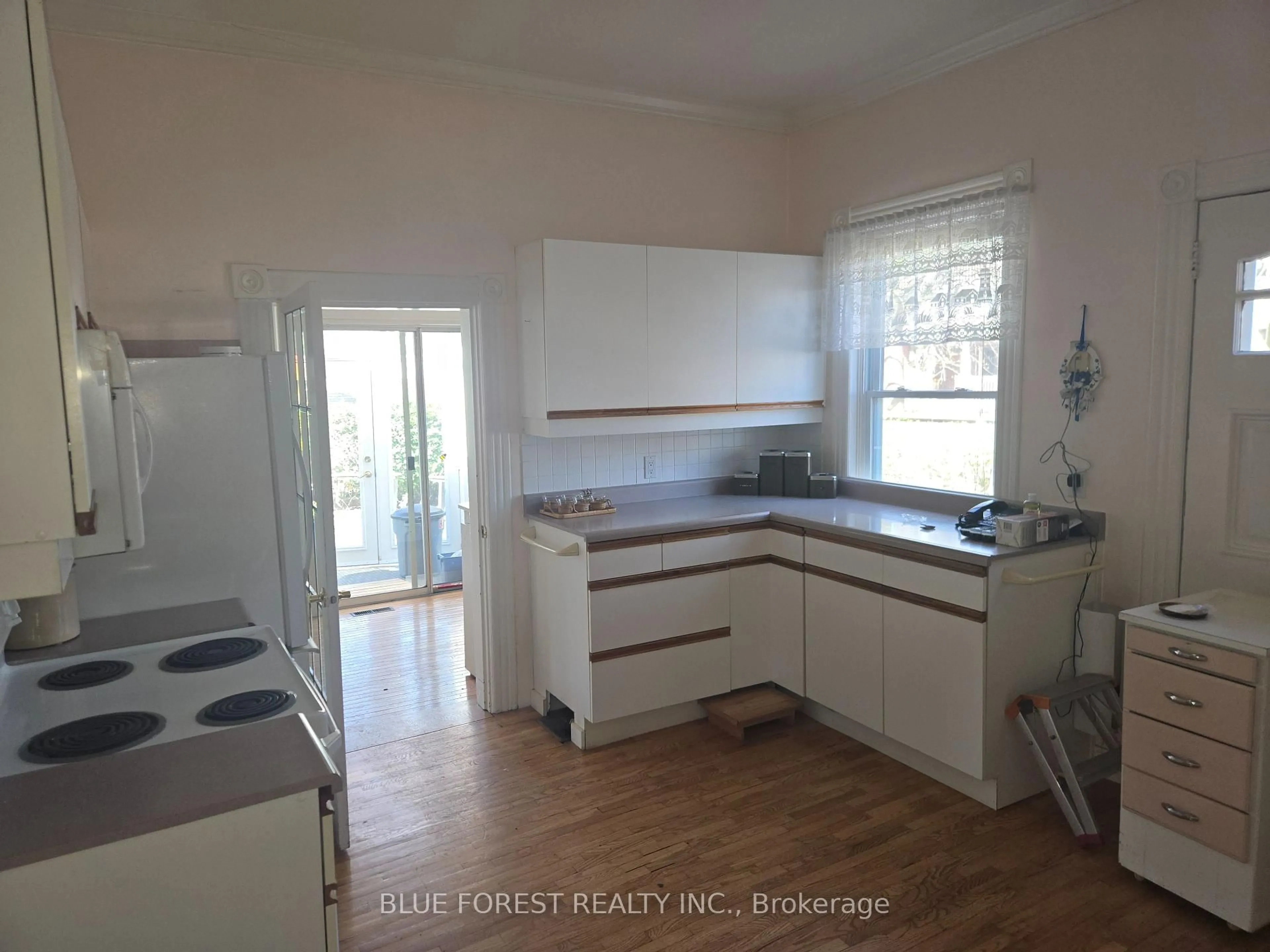 Standard kitchen, unknown for 16 Arthur St, London East Ontario N5Y 3B9