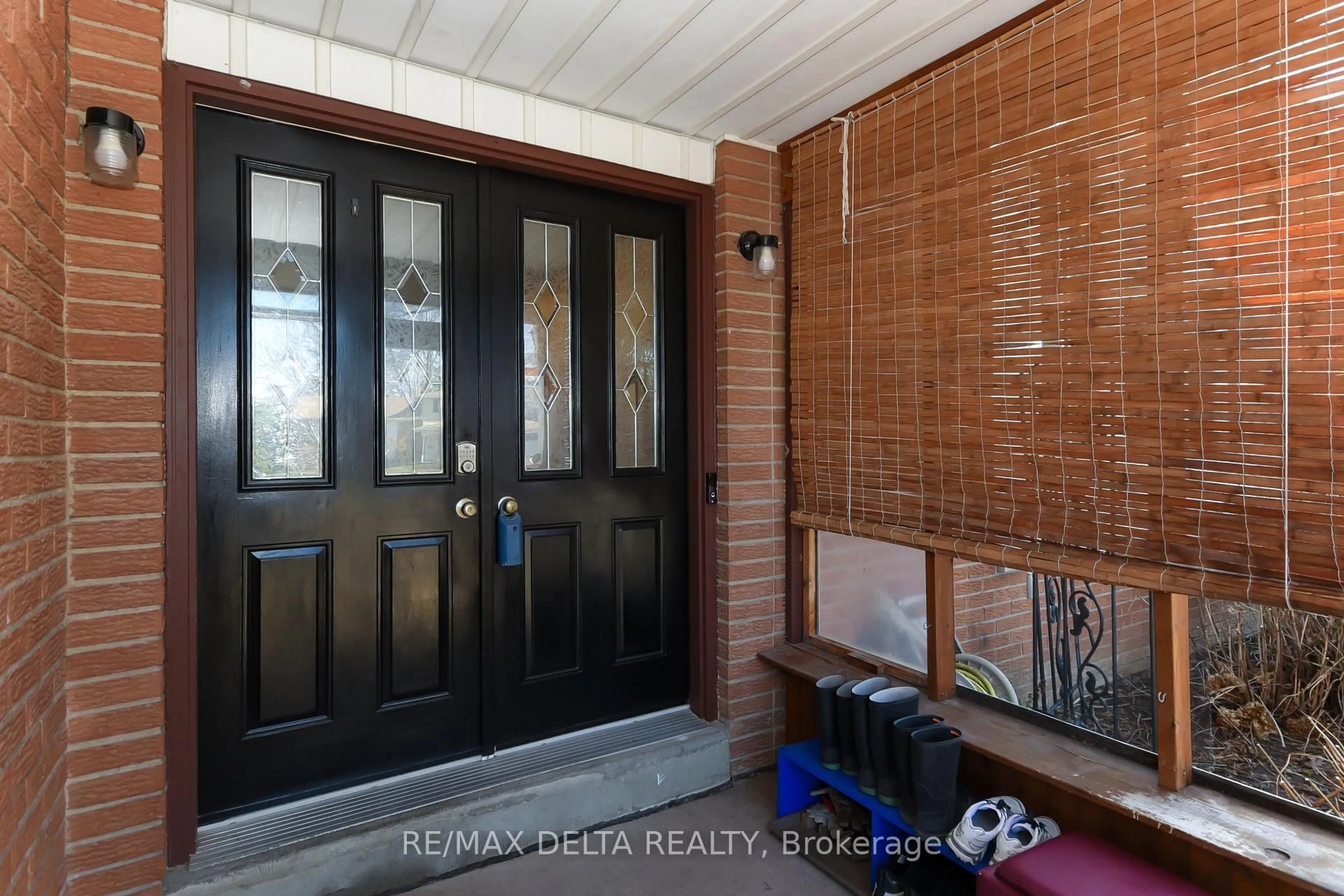 Indoor entryway for 13 Parklane Crt, Ottawa Ontario K1B 3H3