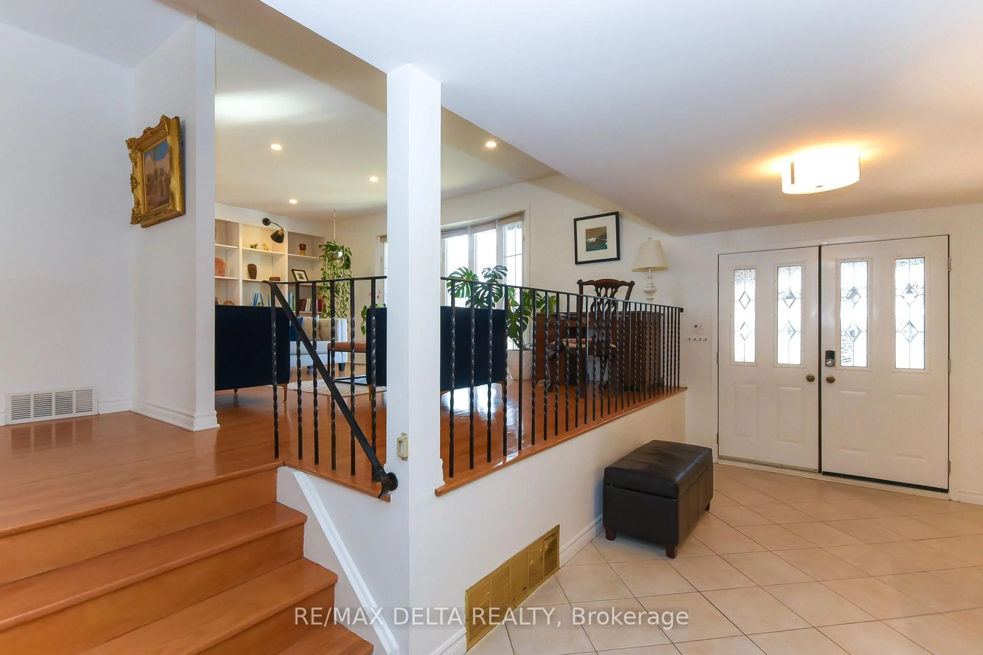 Indoor entryway for 13 Parklane Crt, Ottawa Ontario K1B 3H3