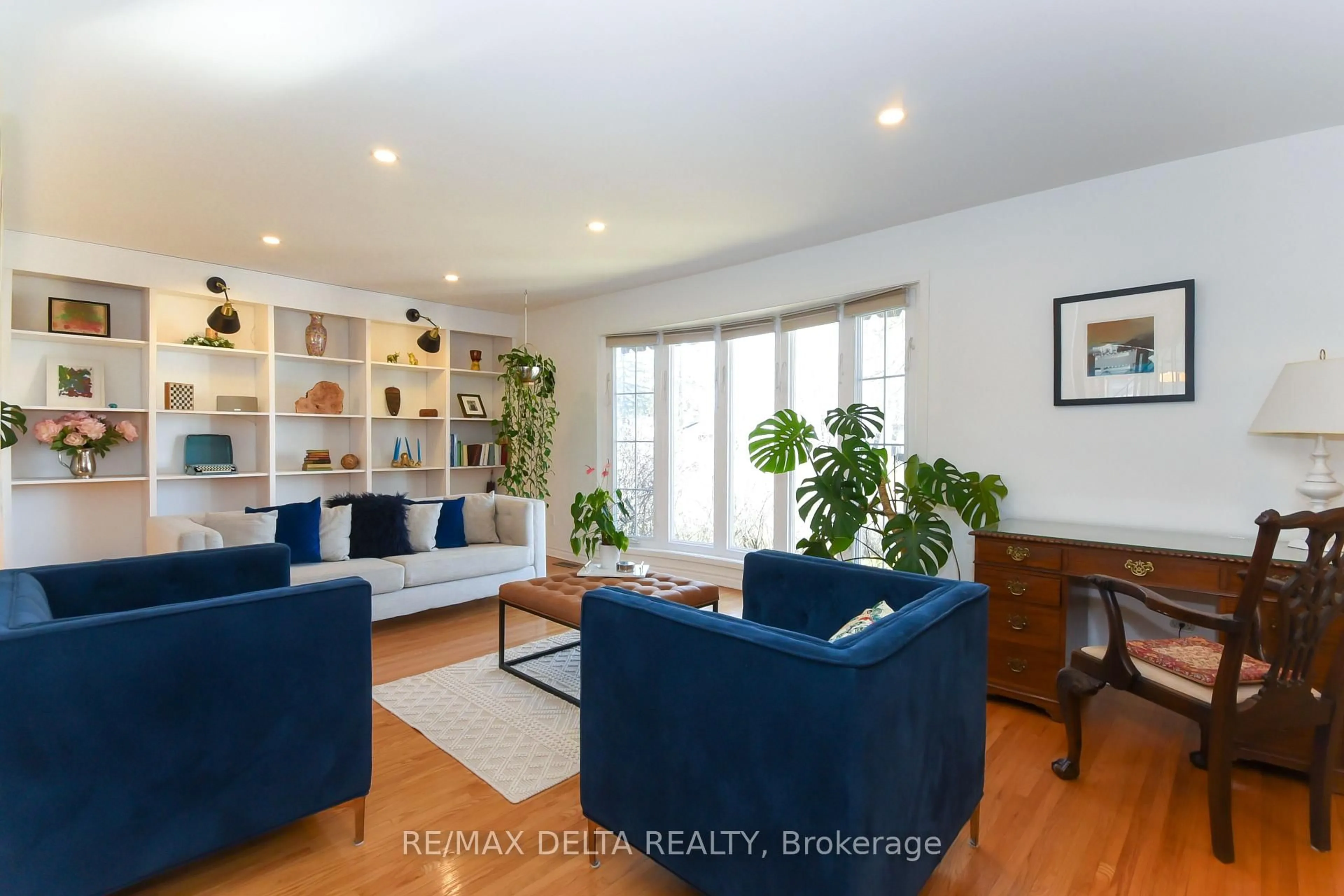 Living room with furniture, wood/laminate floor for 13 Parklane Crt, Ottawa Ontario K1B 3H3