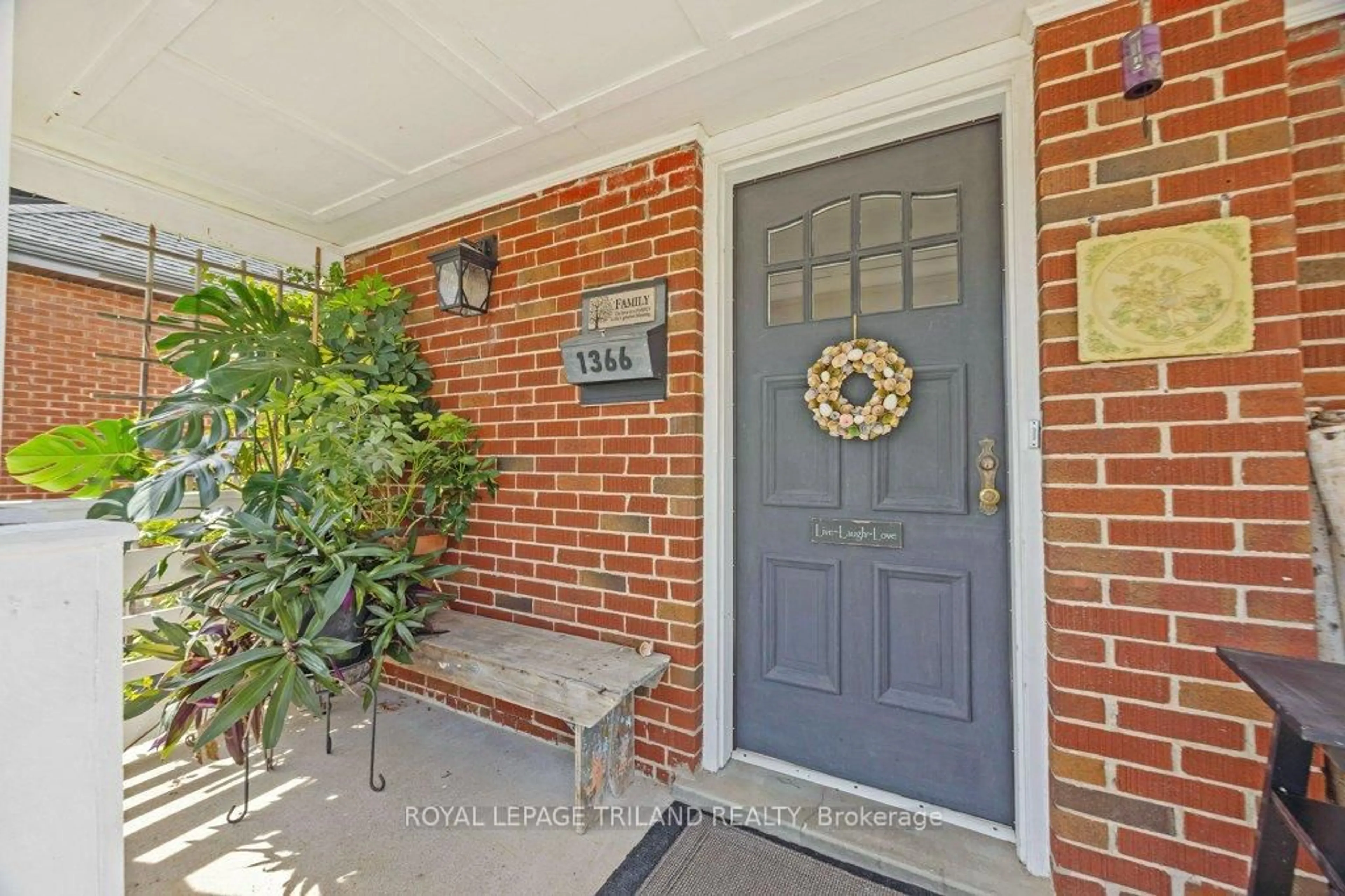 Indoor entryway for 1366 Langmuir Ave, London East Ontario N5W 2G6