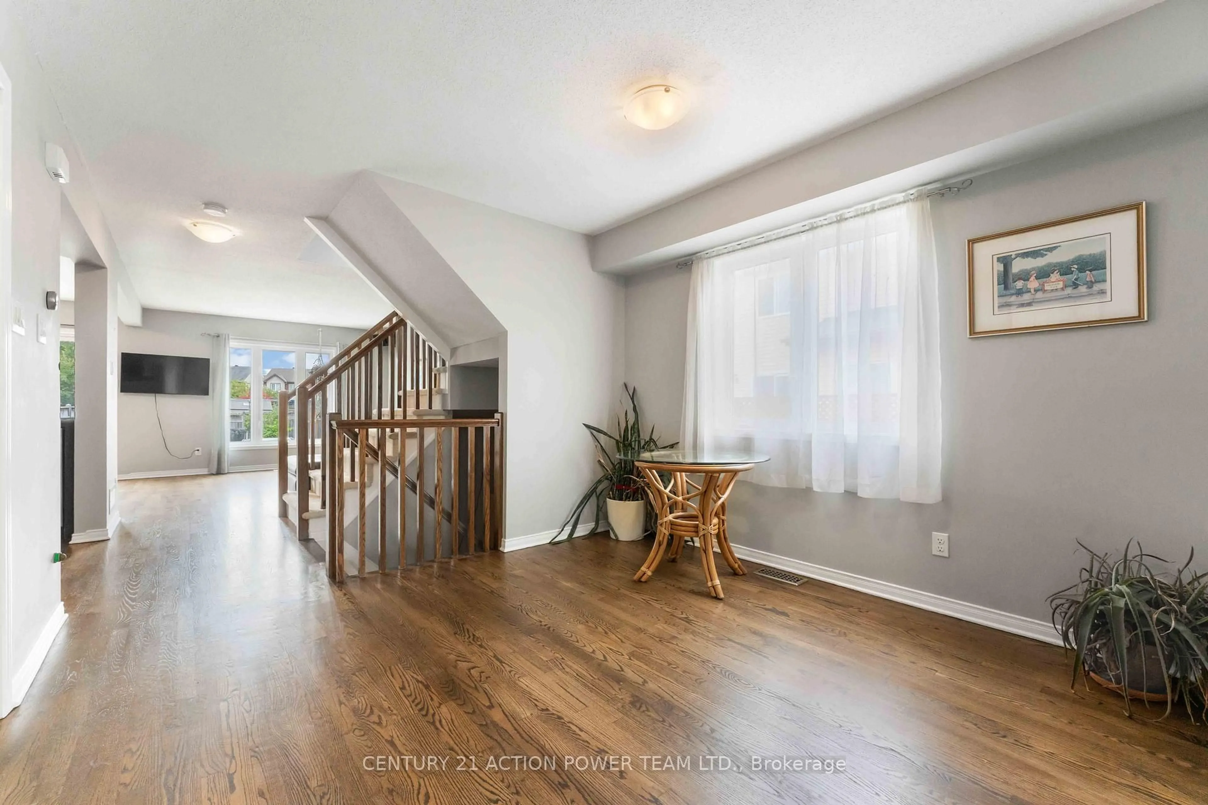 Indoor entryway for 153 LOKOYA St, Ottawa Ontario K2S 0J5