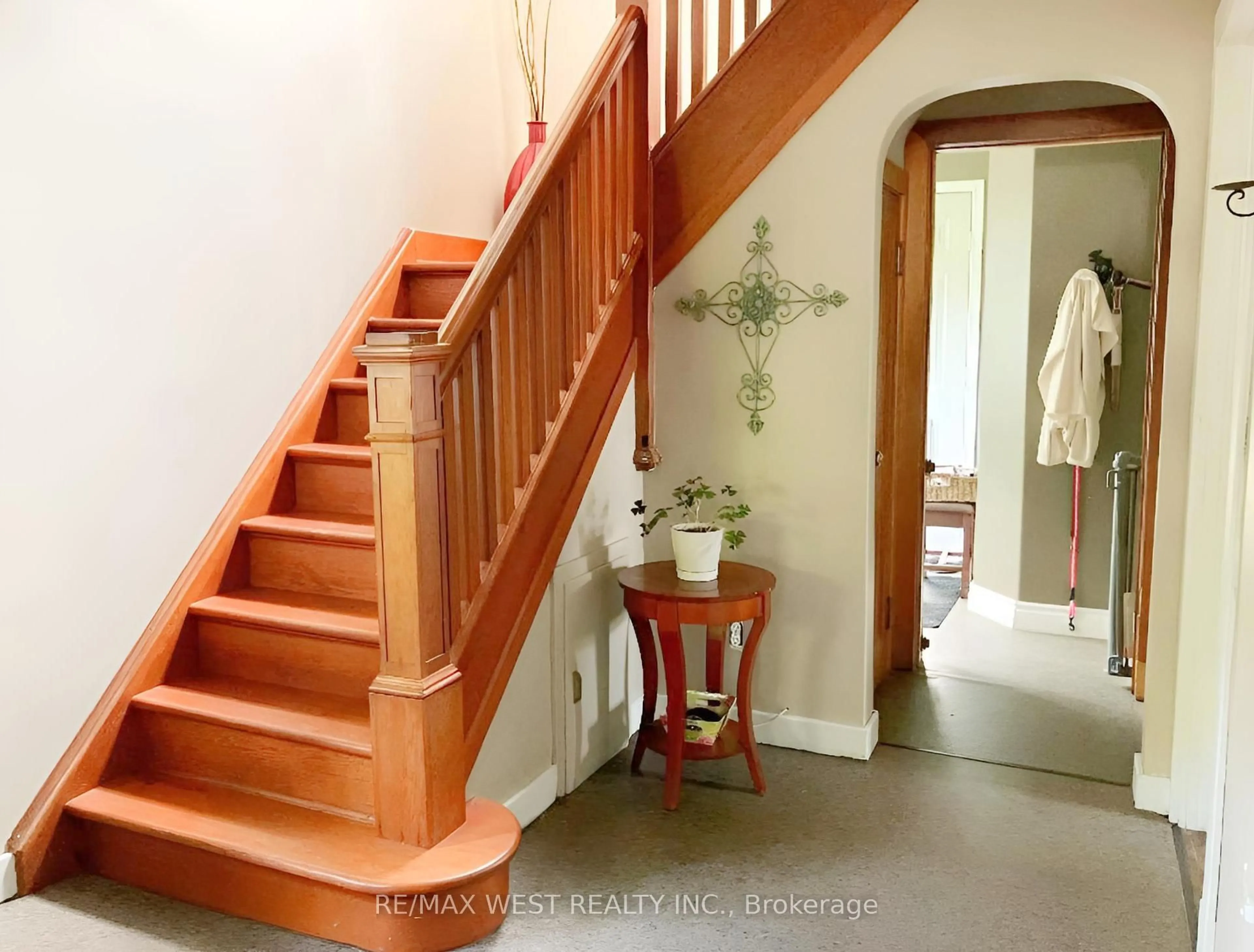 Indoor foyer for 959 Westminster Blvd, Windsor Ontario N8S 2C2