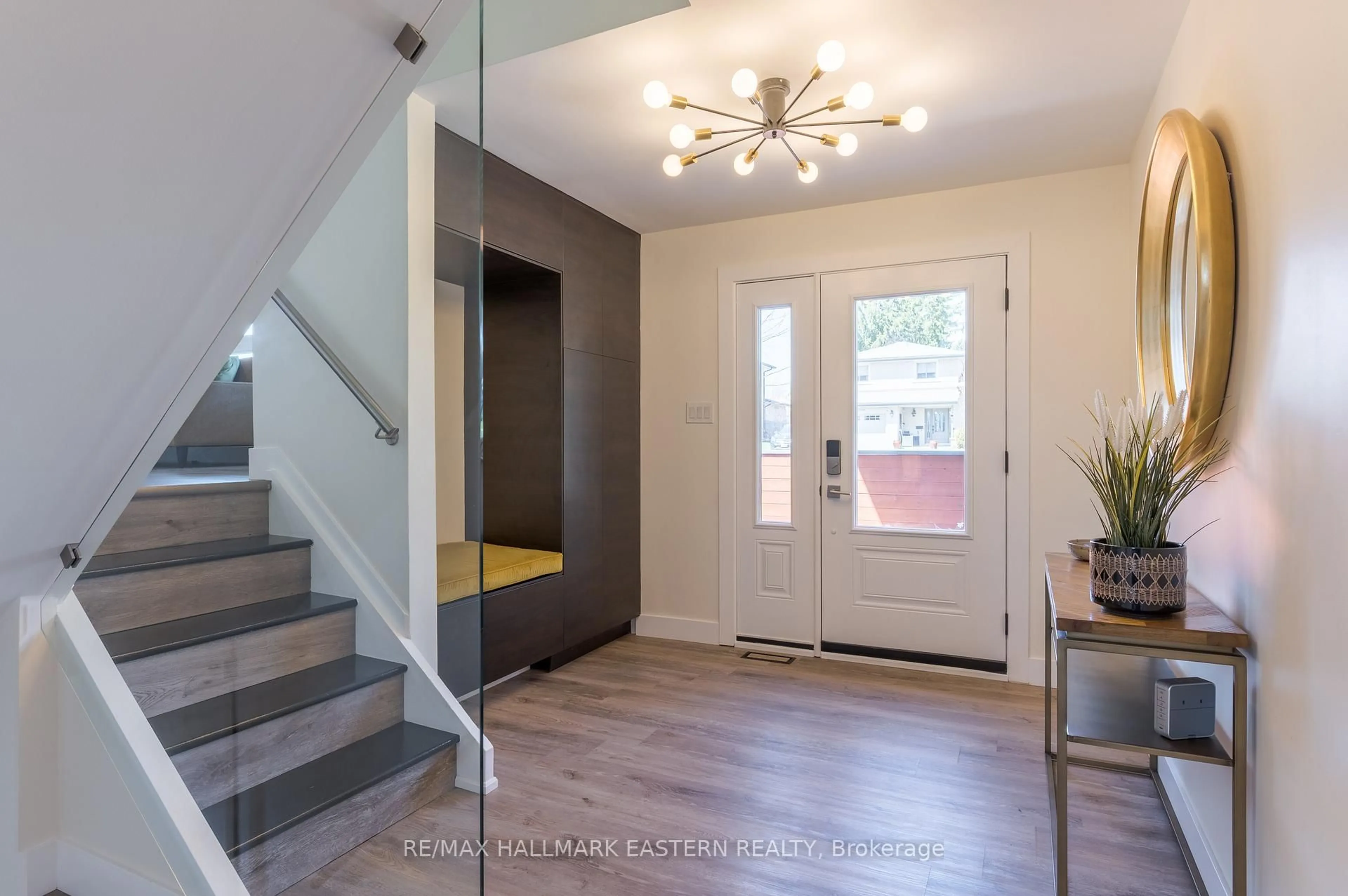 Indoor entryway for 1593 Westbrook Dr, Peterborough Ontario K9J 6R6