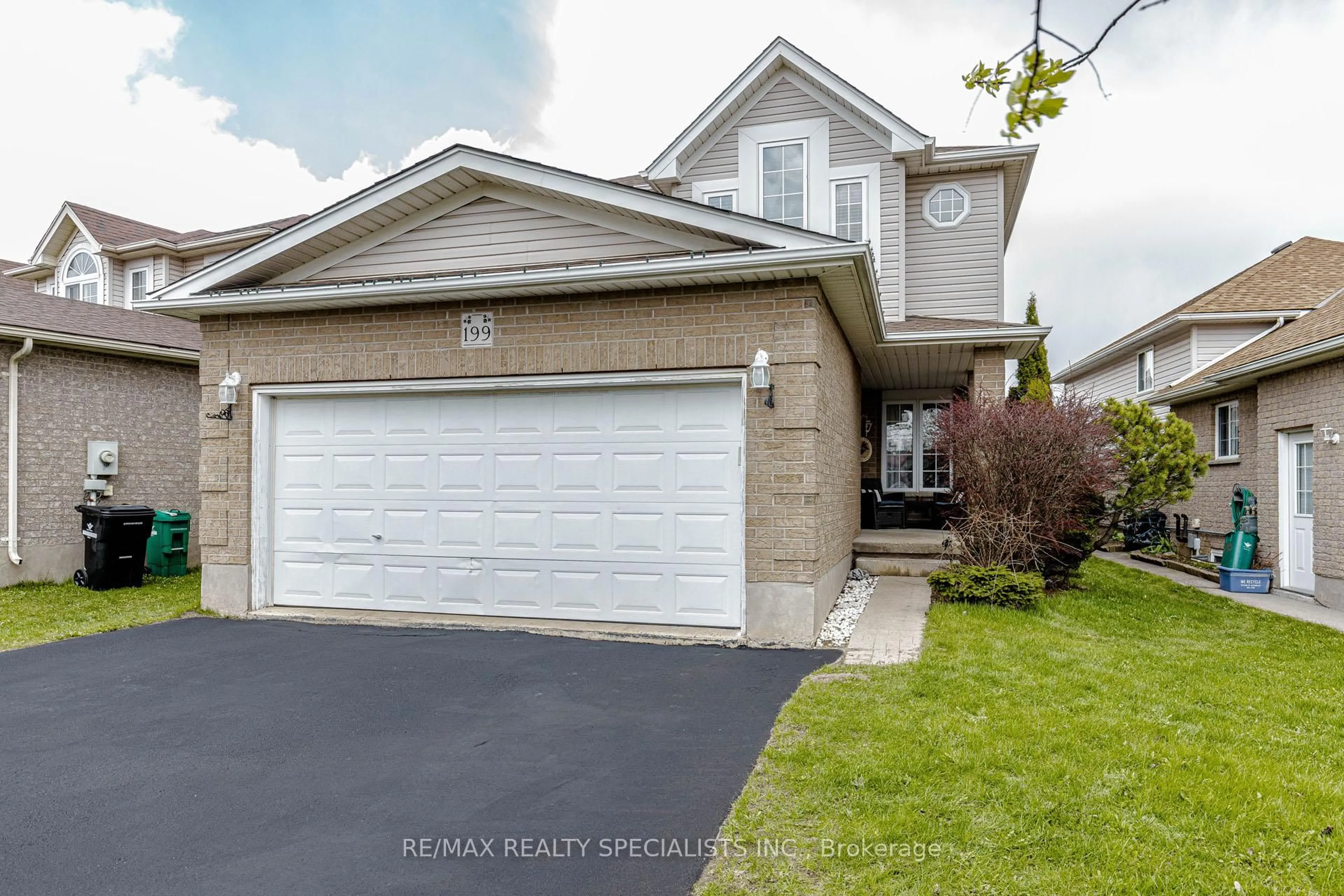 Home with vinyl exterior material, street for 199 Gatehouse Dr, Cambridge Ontario N1P 1E7