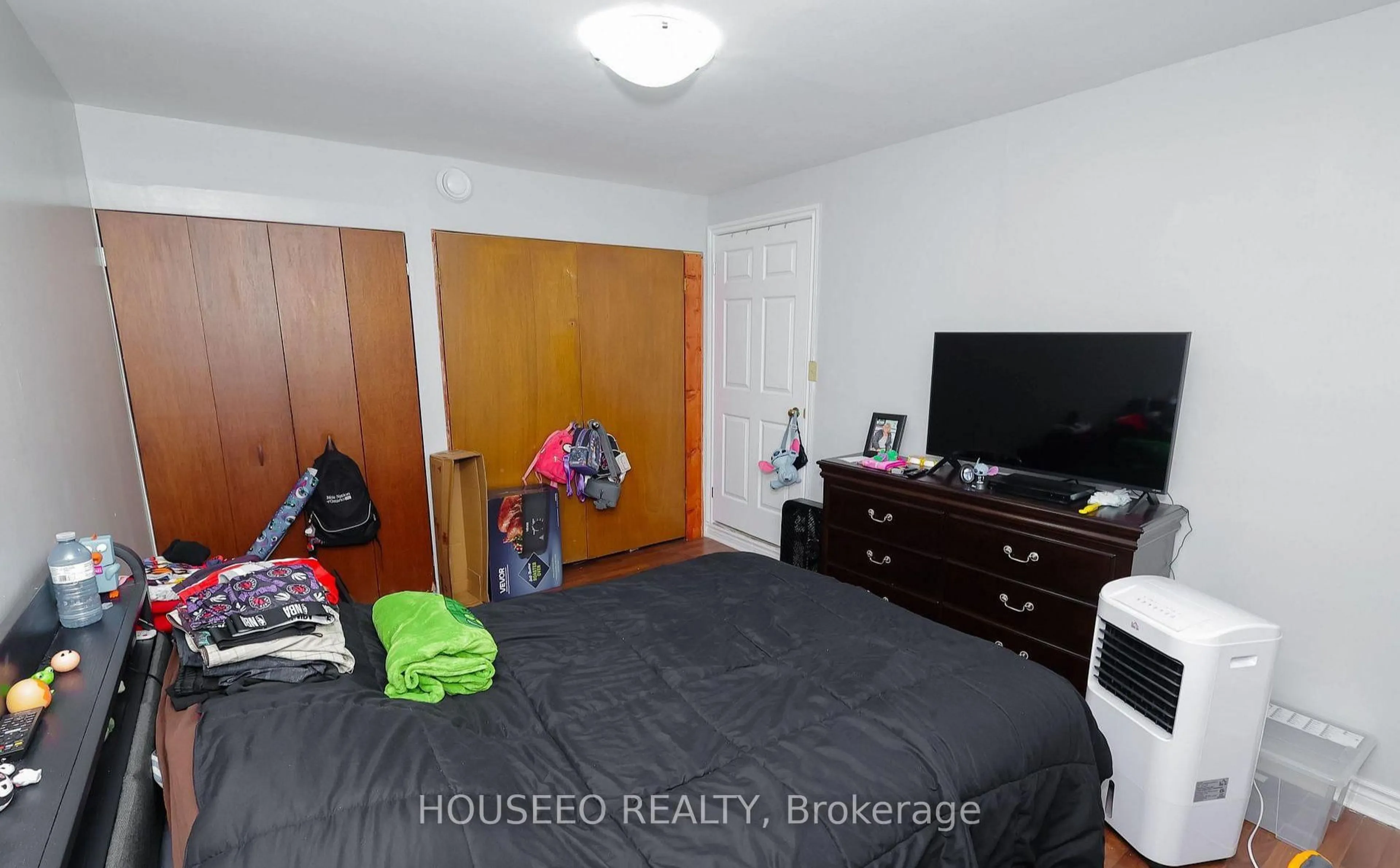 A pic of a room for 6294 Ash St, Niagara Falls Ontario L2G 2H5