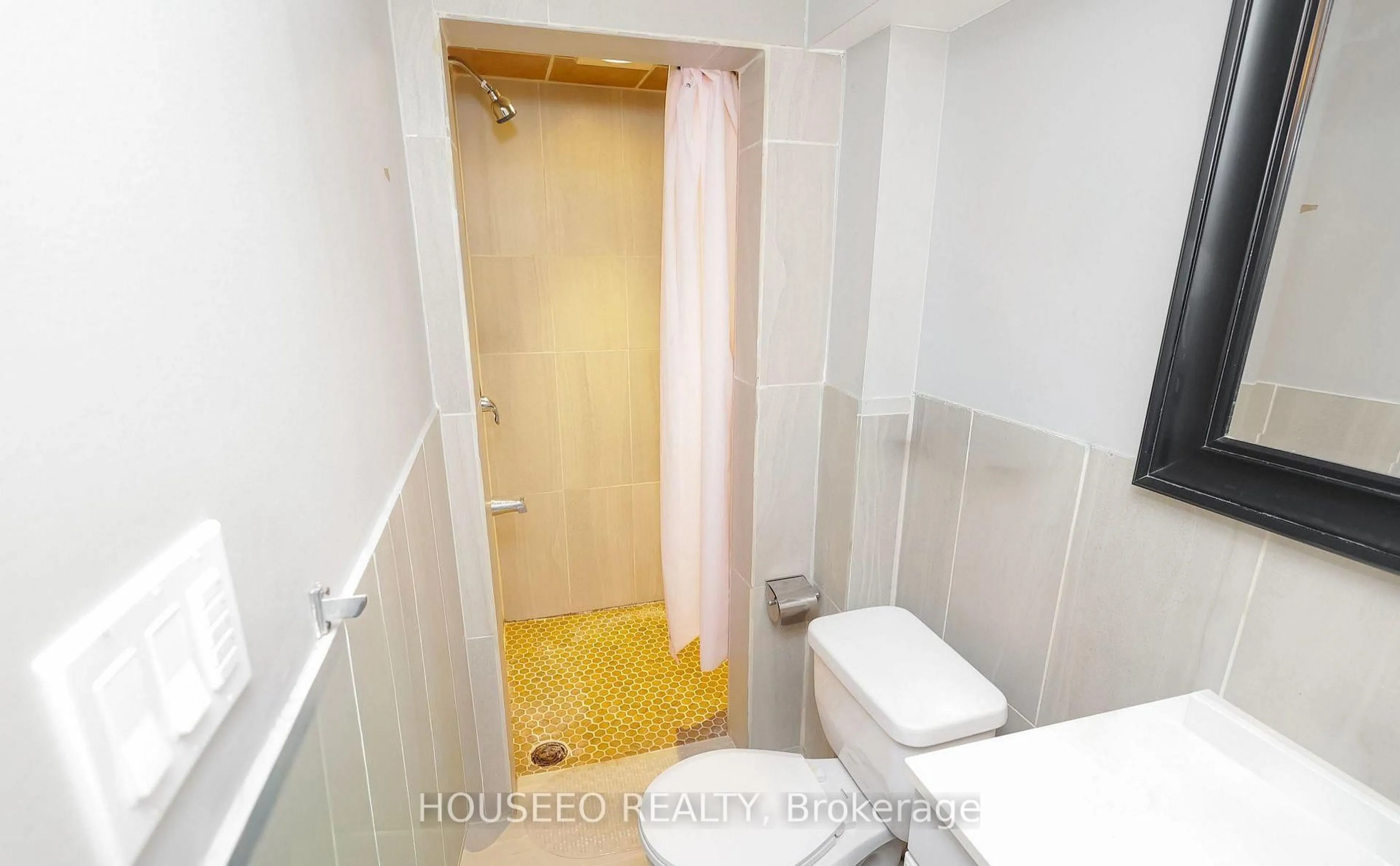 Standard bathroom, floor is not visible for 6294 Ash St, Niagara Falls Ontario L2G 2H5