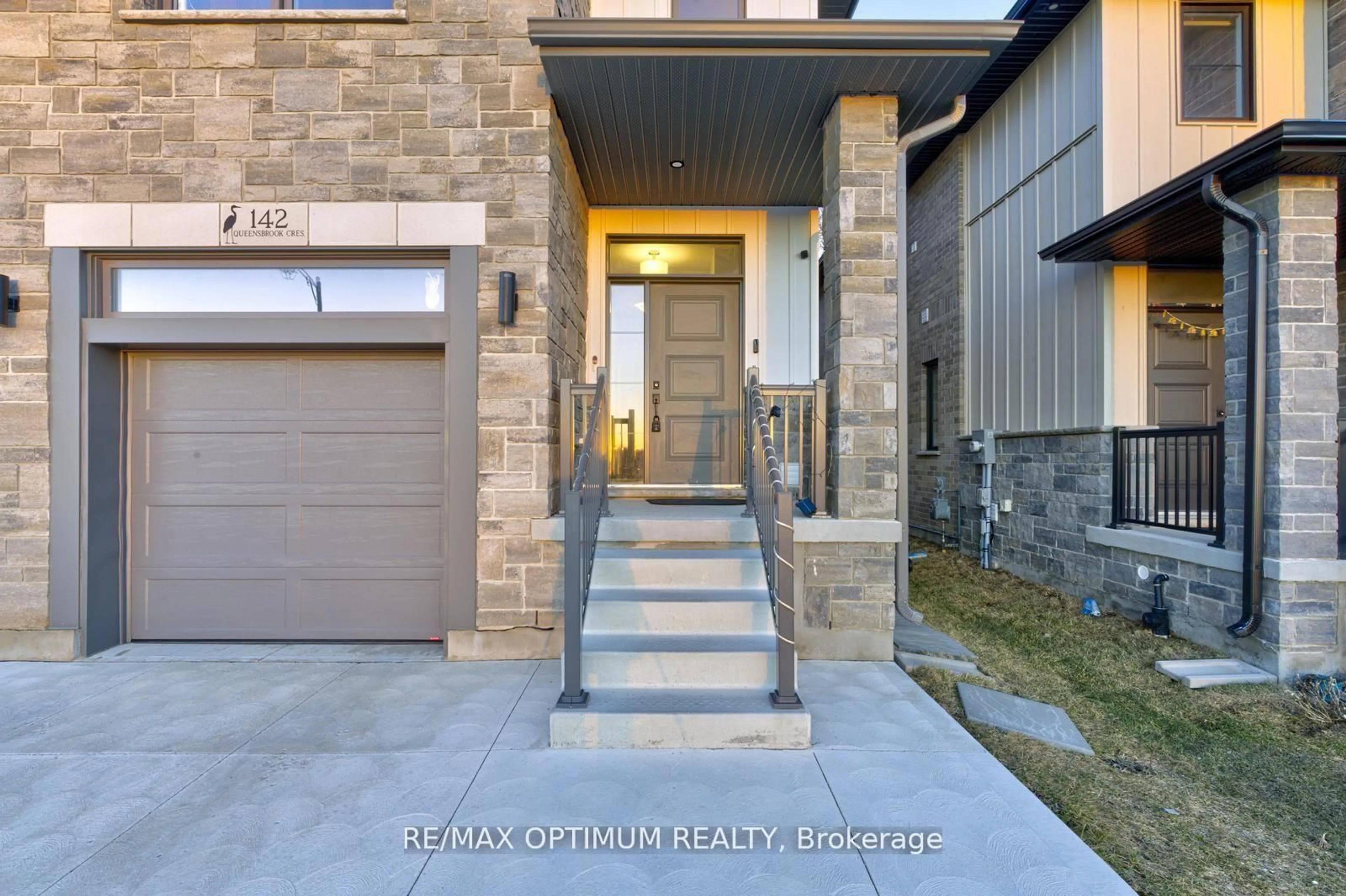 Indoor entryway for 142 Queensbrook Cres, Cambridge Ontario N1S 0E4