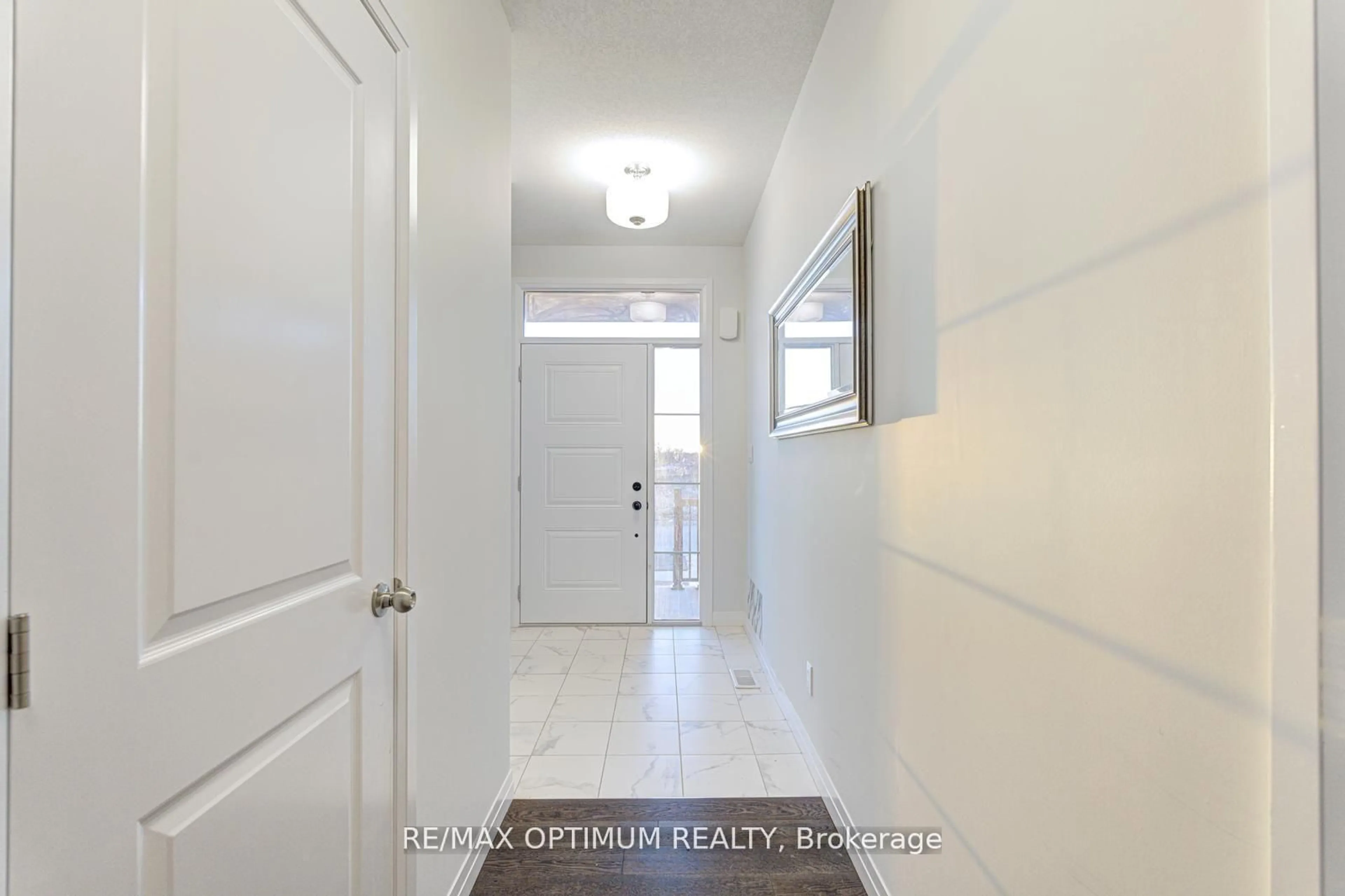 Indoor entryway for 142 Queensbrook Cres, Cambridge Ontario N1S 0E4