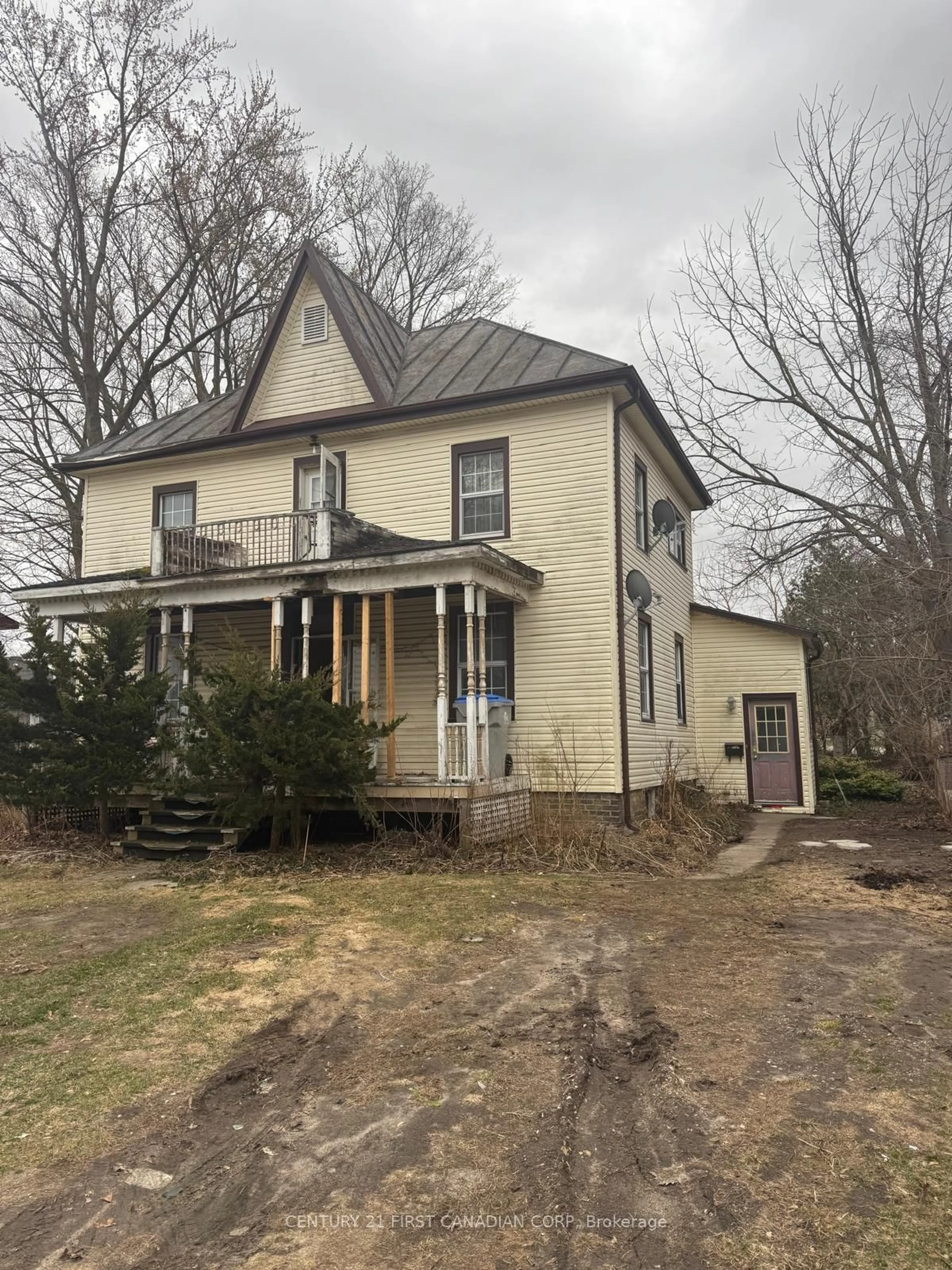 Unknown for 106 and 108 Centre St, Strathroy-Caradoc Ontario N7G 1V1