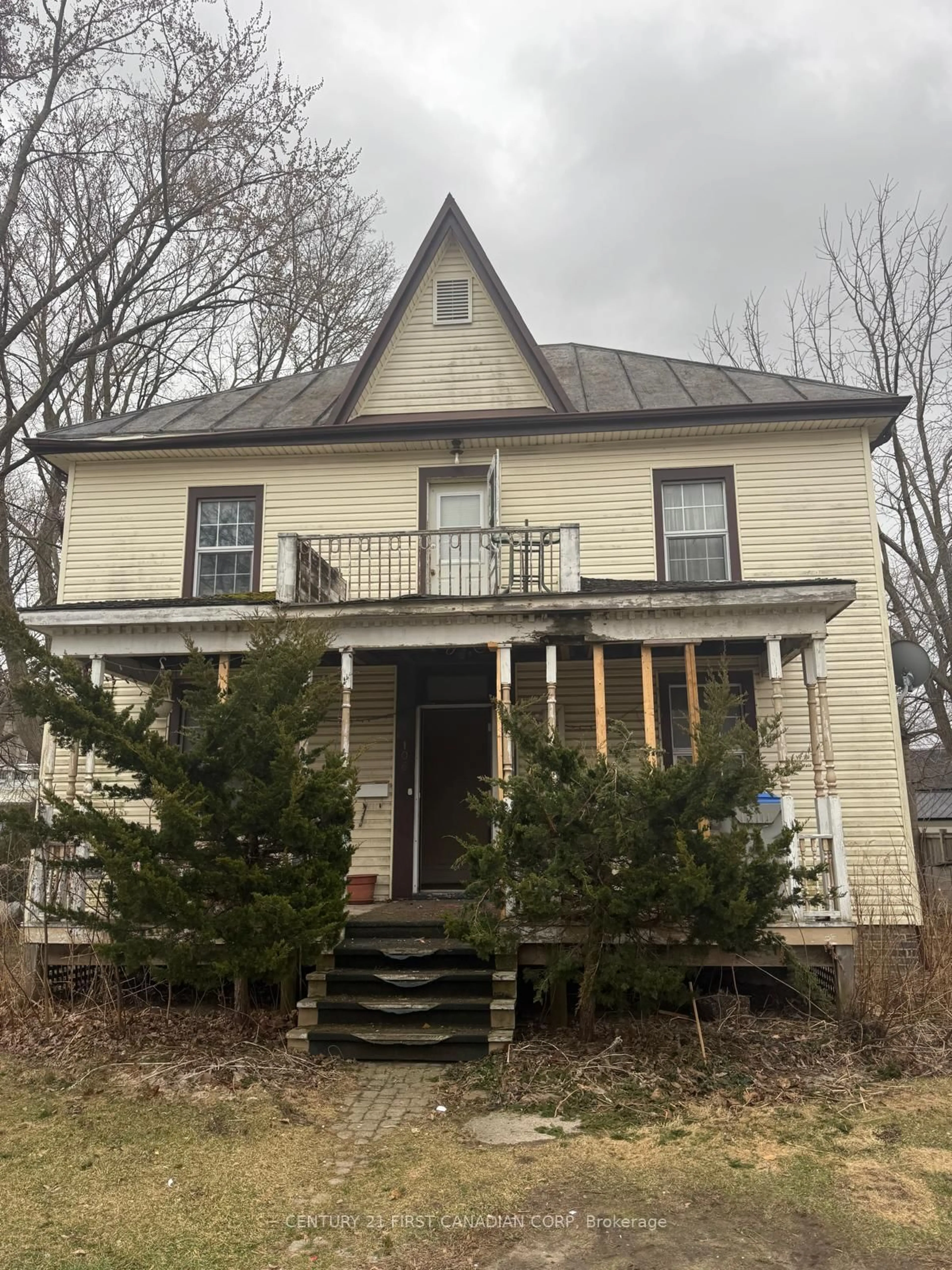 Home with vinyl exterior material, building for 106 and 108 Centre St, Strathroy-Caradoc Ontario N7G 1V1