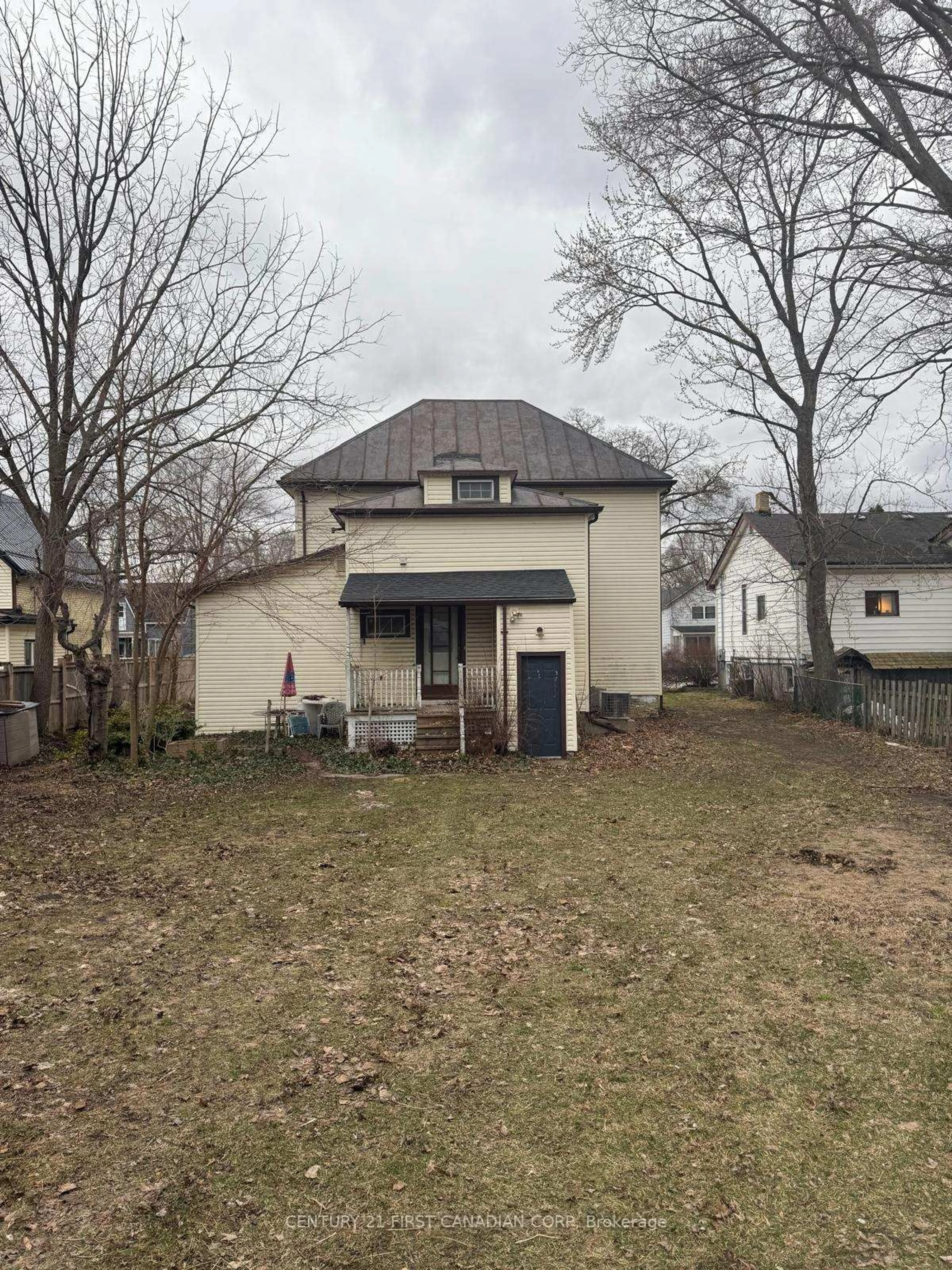 Unknown for 106 and 108 Centre St, Strathroy-Caradoc Ontario N7G 1V1