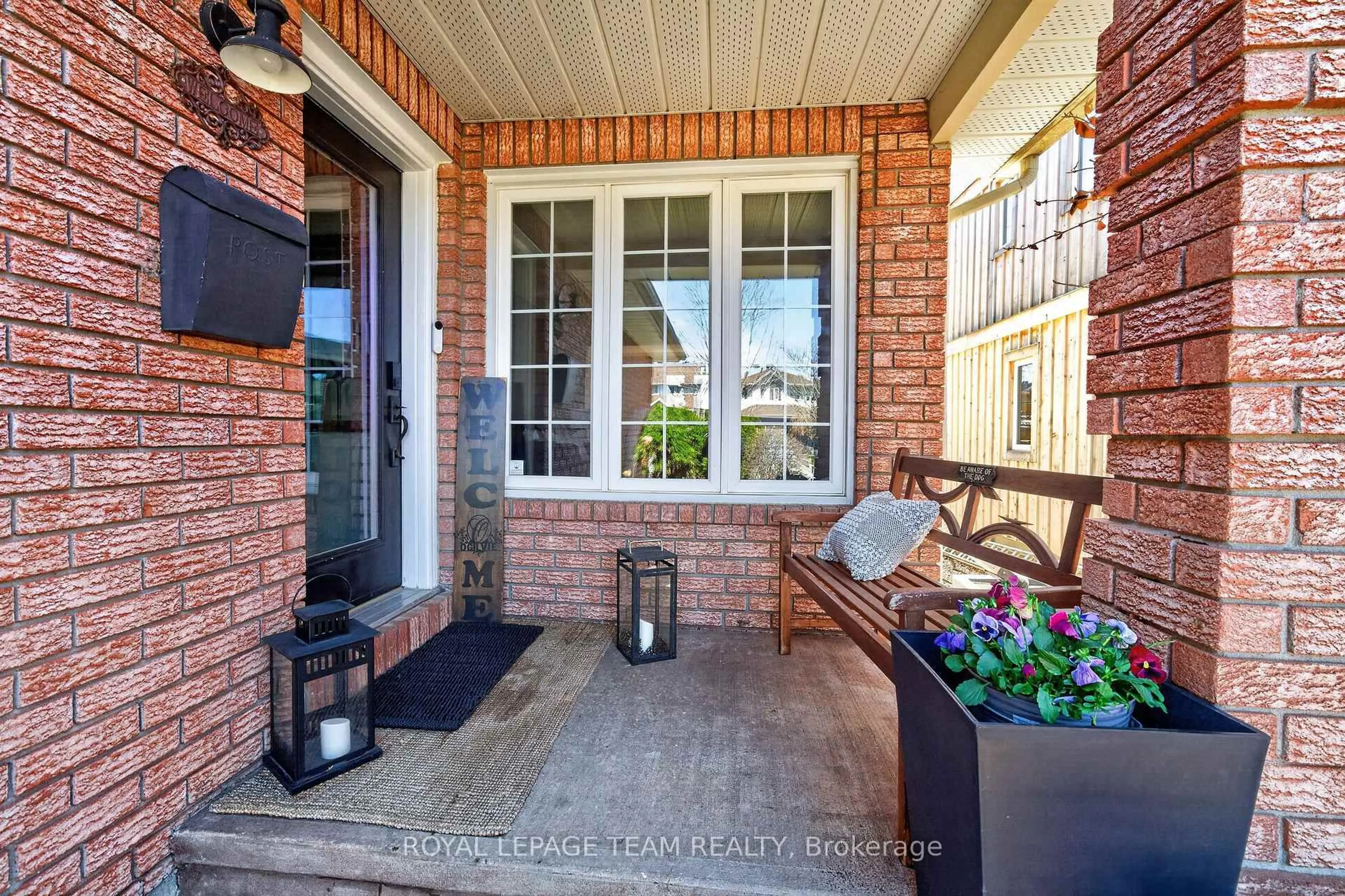 Indoor entryway for 151 Equestrian Dr, Kanata Ontario K2M 2C1