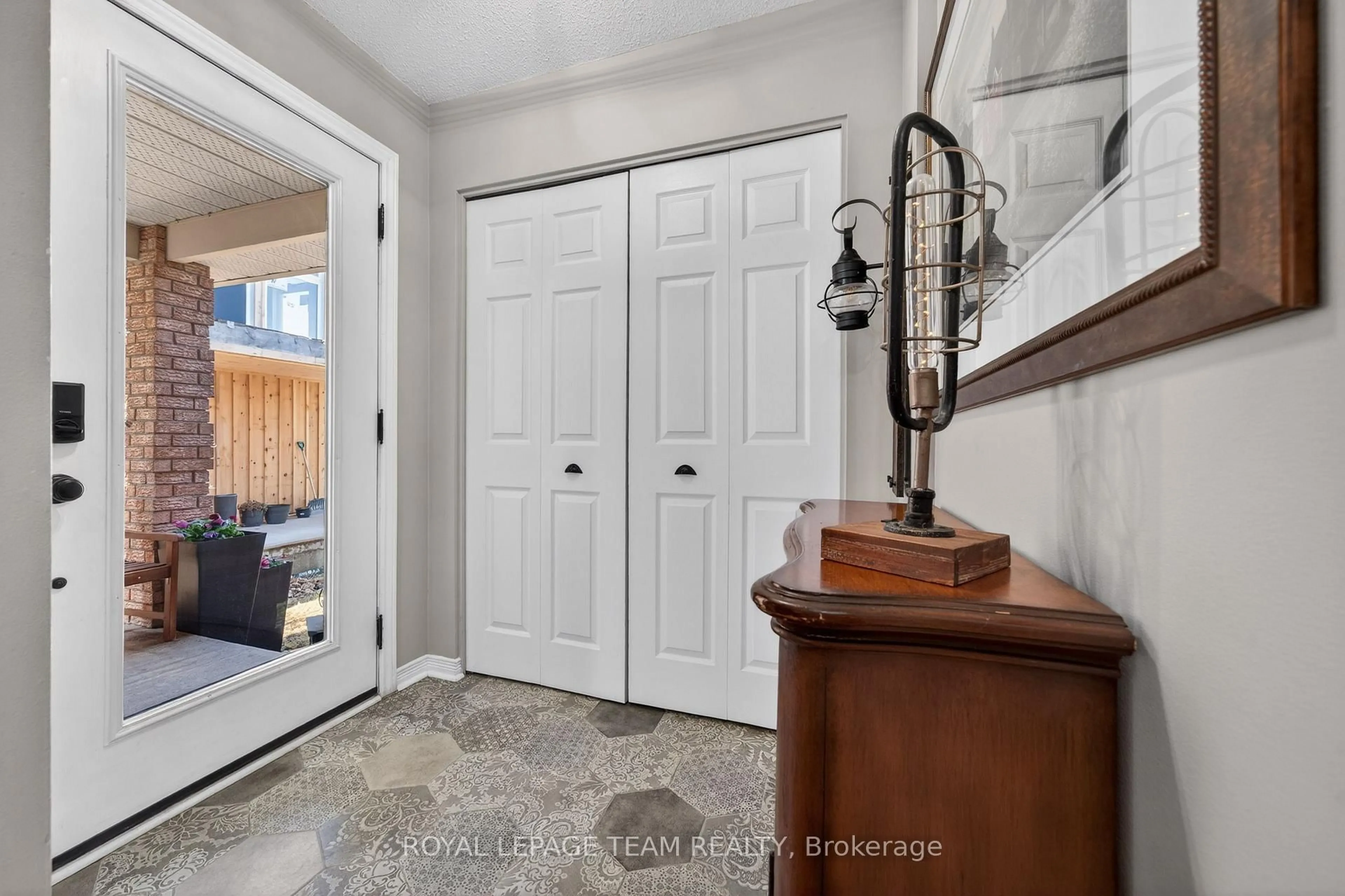 Indoor entryway for 151 Equestrian Dr, Kanata Ontario K2M 2C1
