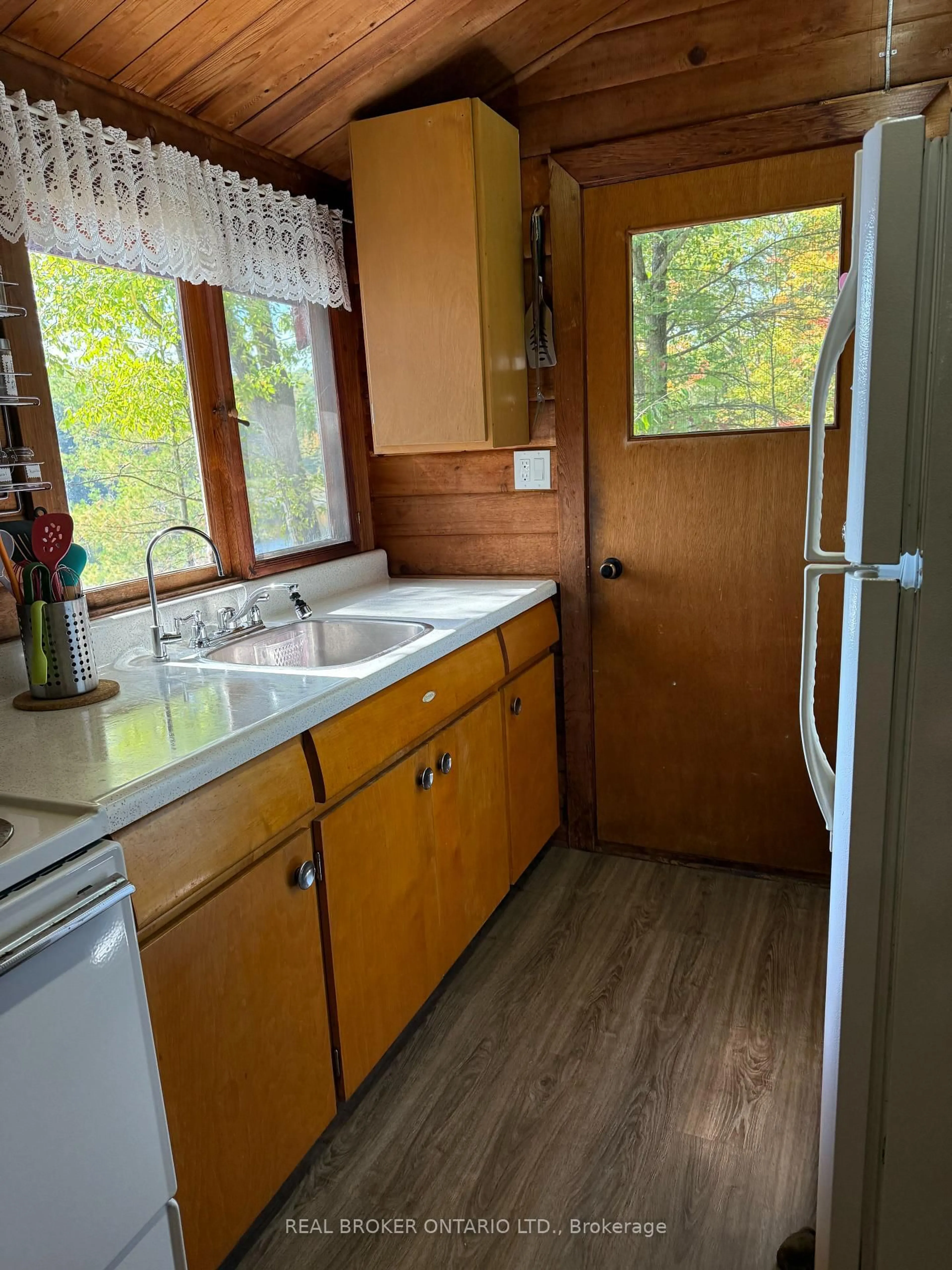 Standard kitchen, unknown for 744 10 Baxter Island, Georgian Bay Ontario L0K 1S0