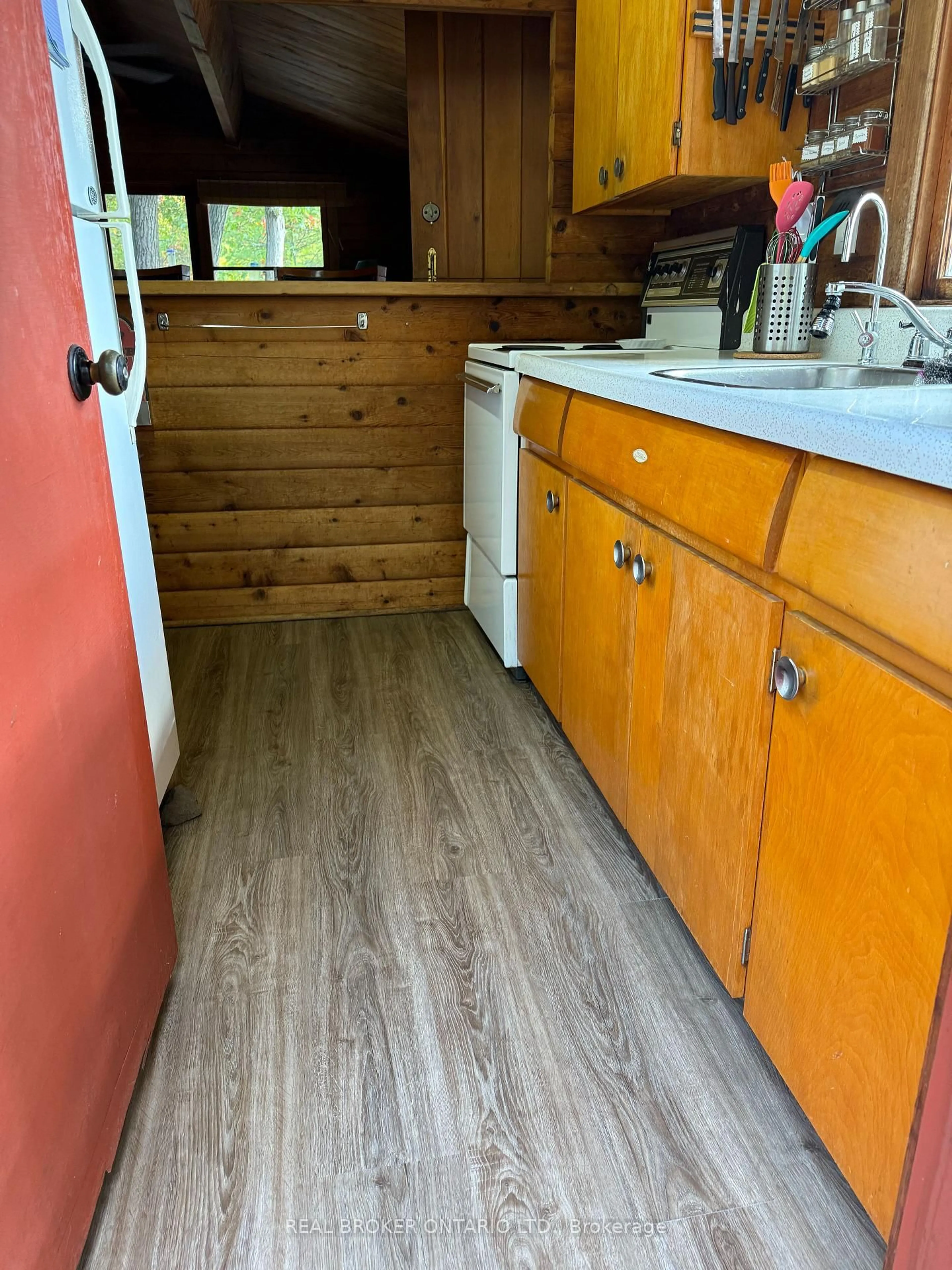 Standard kitchen, unknown for 744 10 Baxter Island, Georgian Bay Ontario L0K 1S0