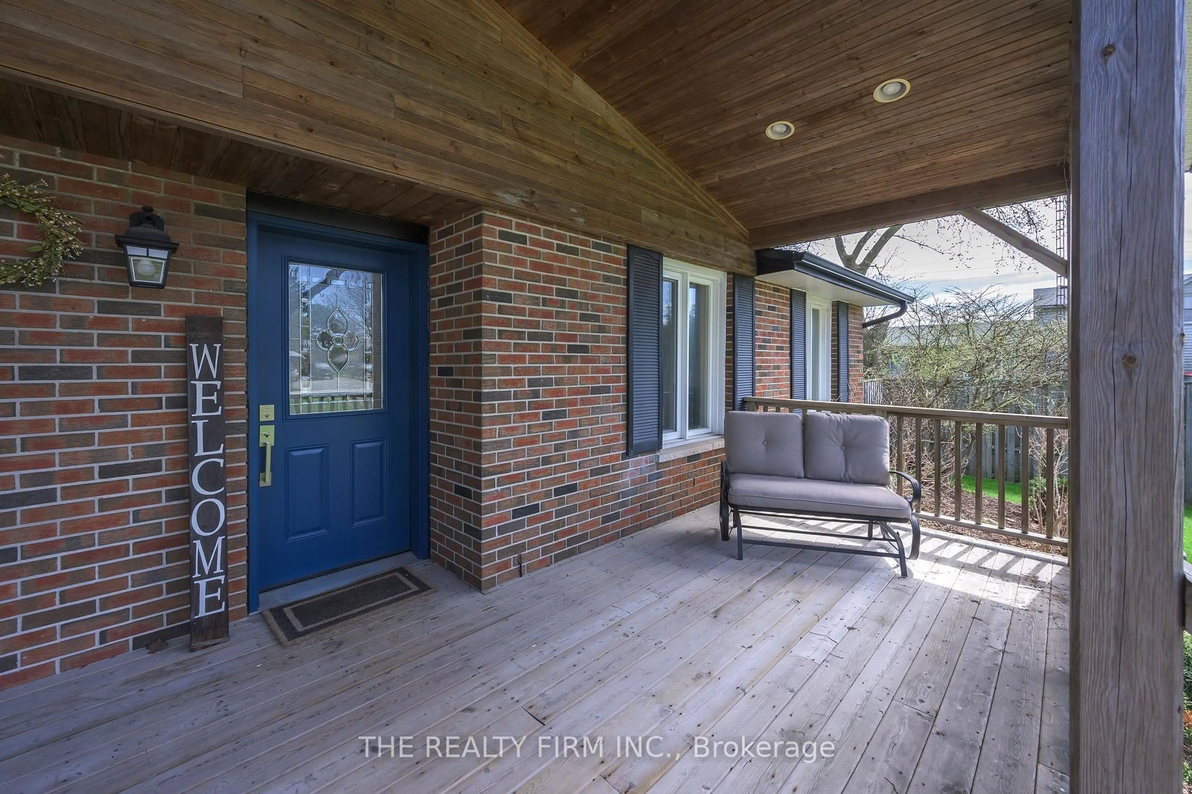 Indoor entryway for 21584 Highbury Ave, Middlesex Centre Ontario N0M 1C0