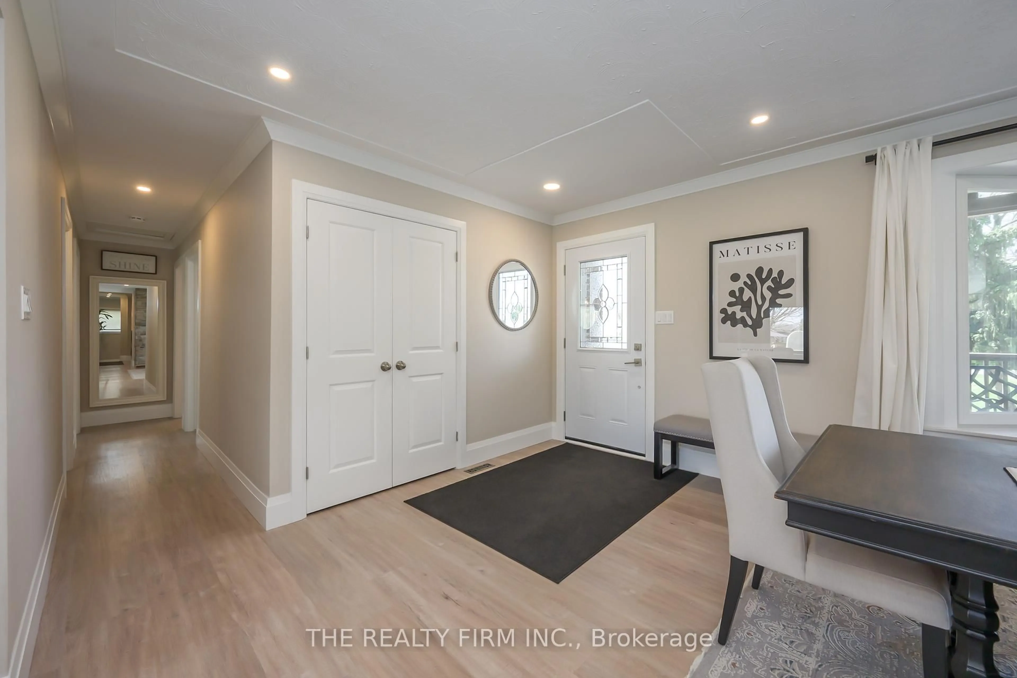 Indoor entryway for 21584 Highbury Ave, Middlesex Centre Ontario N0M 1C0