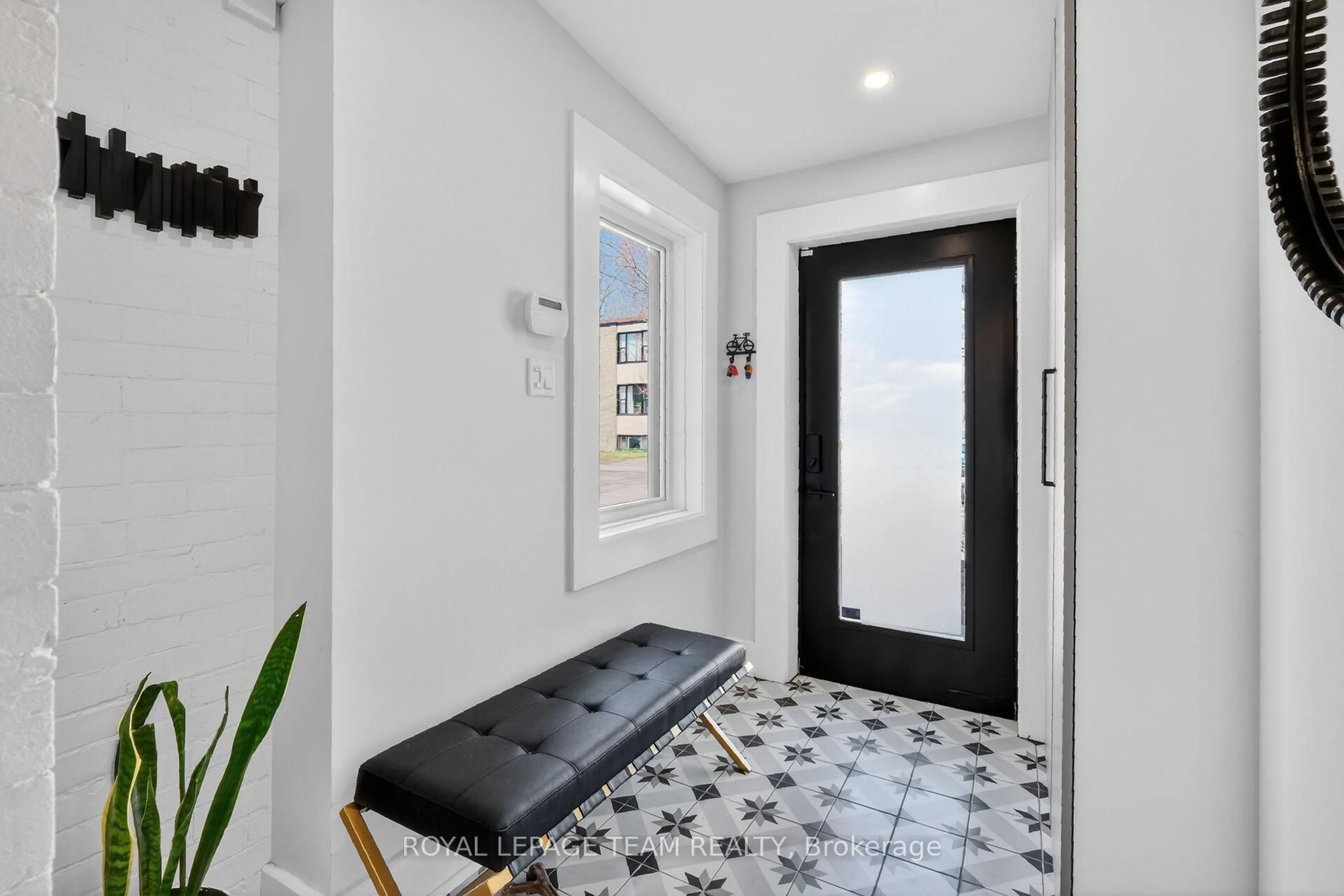 Indoor entryway for 142 Florence St, Ottawa Ontario K1R 5N4