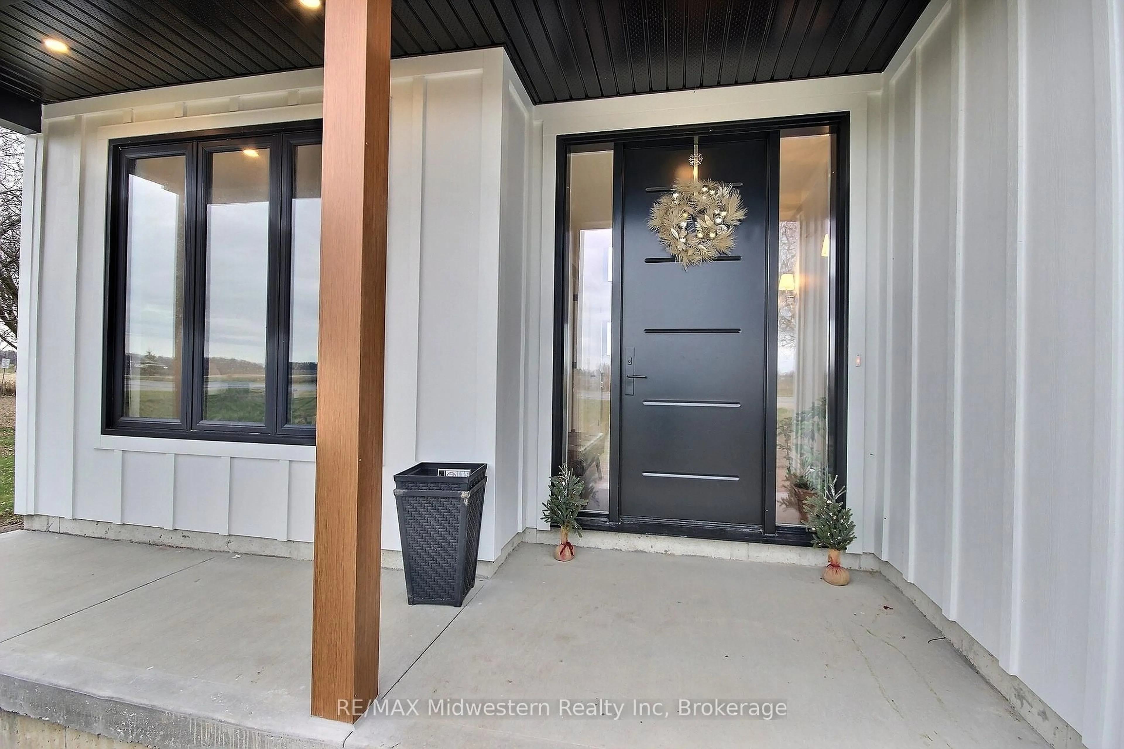 Indoor entryway for 6589 Road 164 Rd, North Perth Ontario N0K 1P0