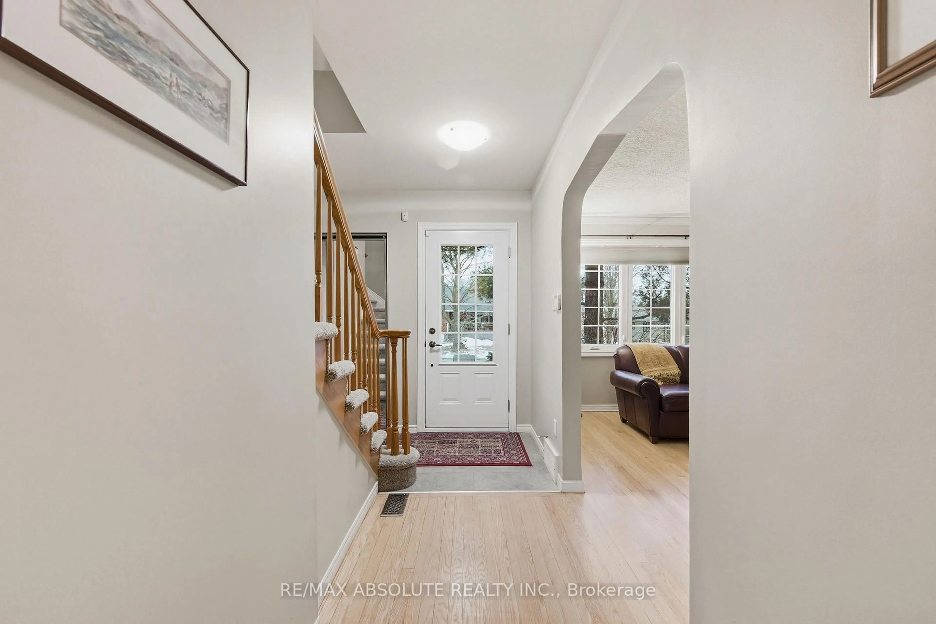 Indoor entryway for 605 Rowanwood Ave, Ottawa Ontario K2A 3E3