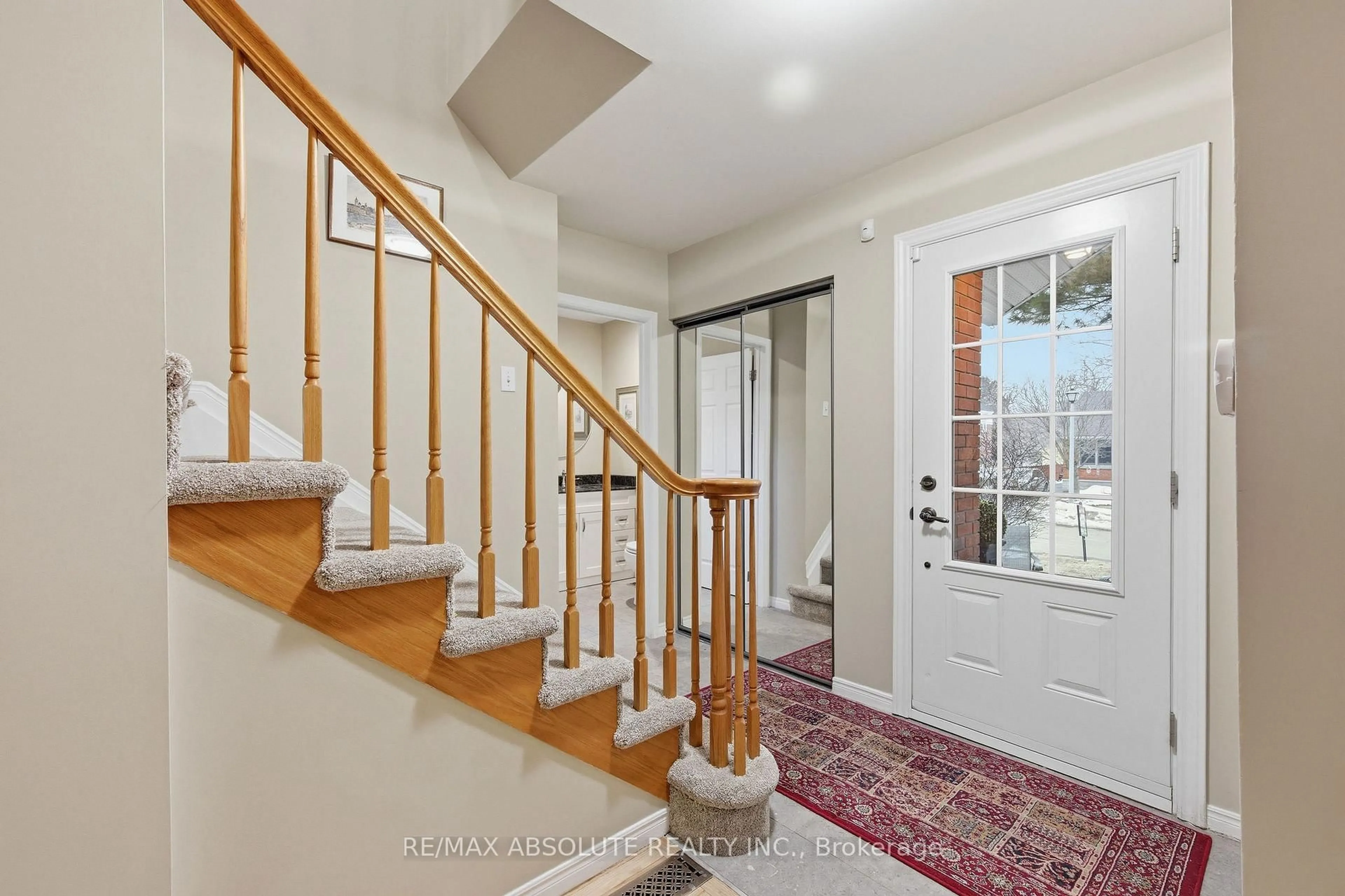 Indoor entryway for 605 Rowanwood Ave, Ottawa Ontario K2A 3E3
