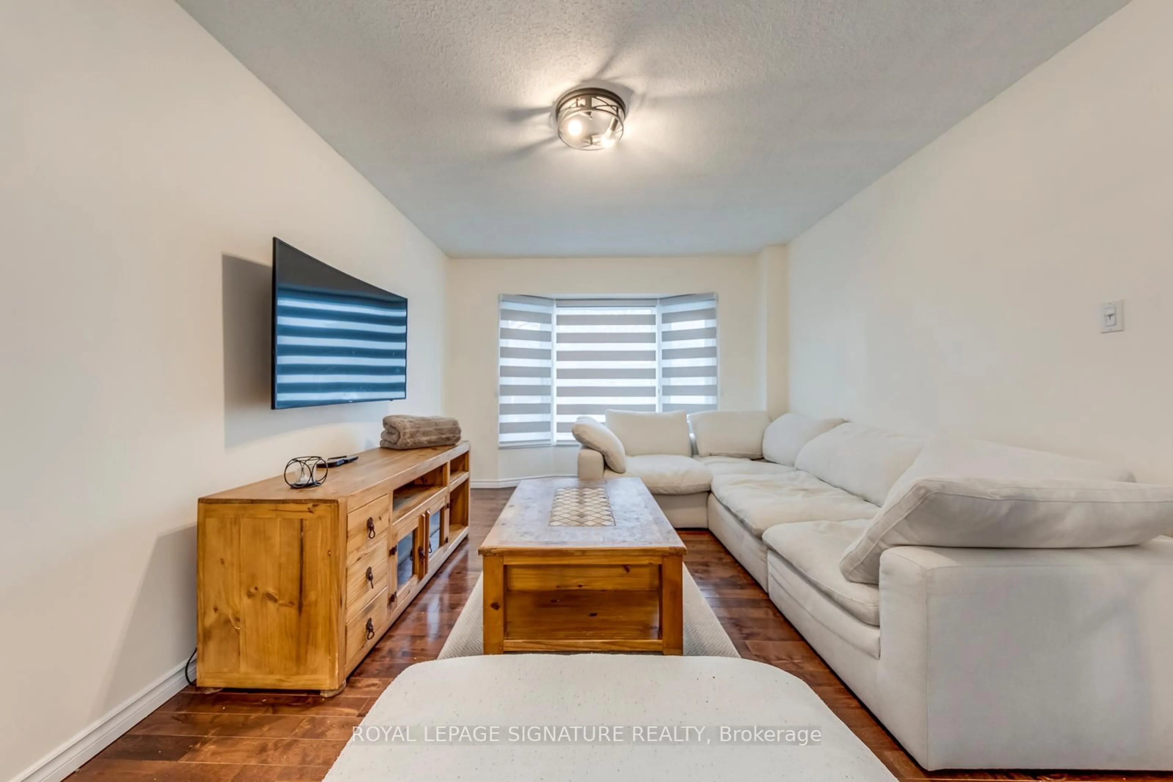 Living room with furniture, unknown for 54 Randolf Crt, Hamilton Ontario L8W 2Z8