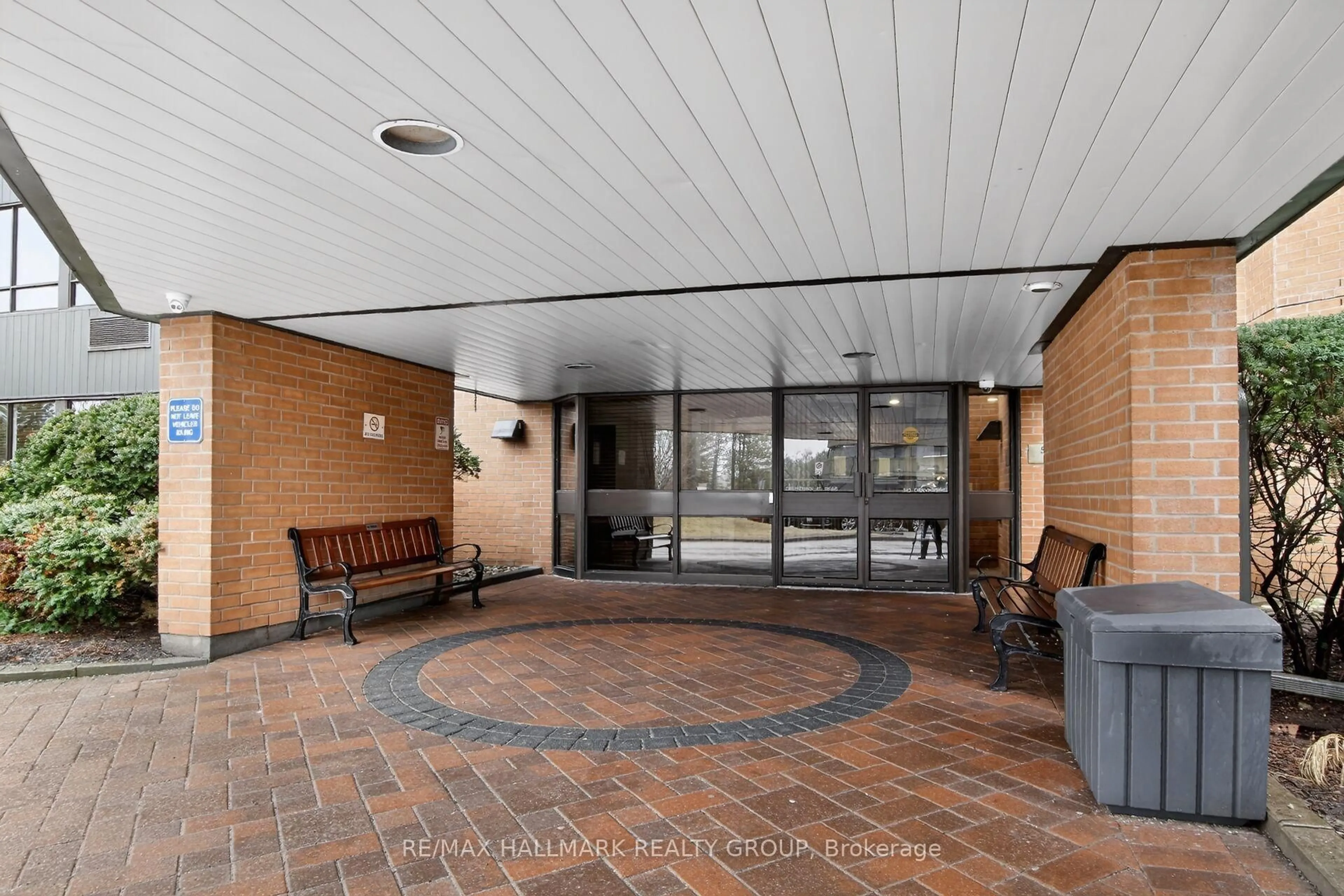 Indoor foyer for 80 Sandcastle Dr #305, Ottawa Ontario K2H 9E7