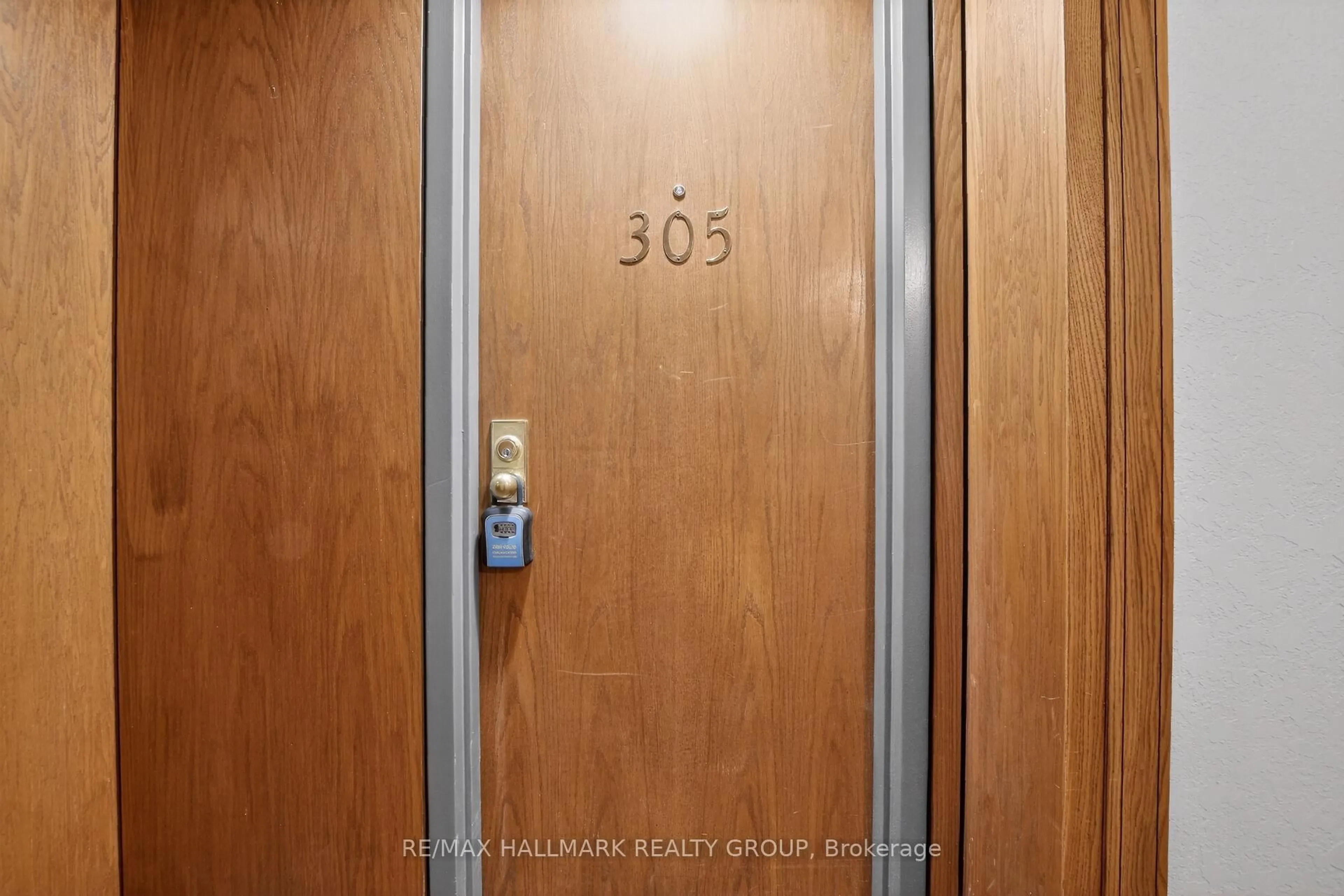 Indoor entryway for 80 Sandcastle Dr #305, Ottawa Ontario K2H 9E7