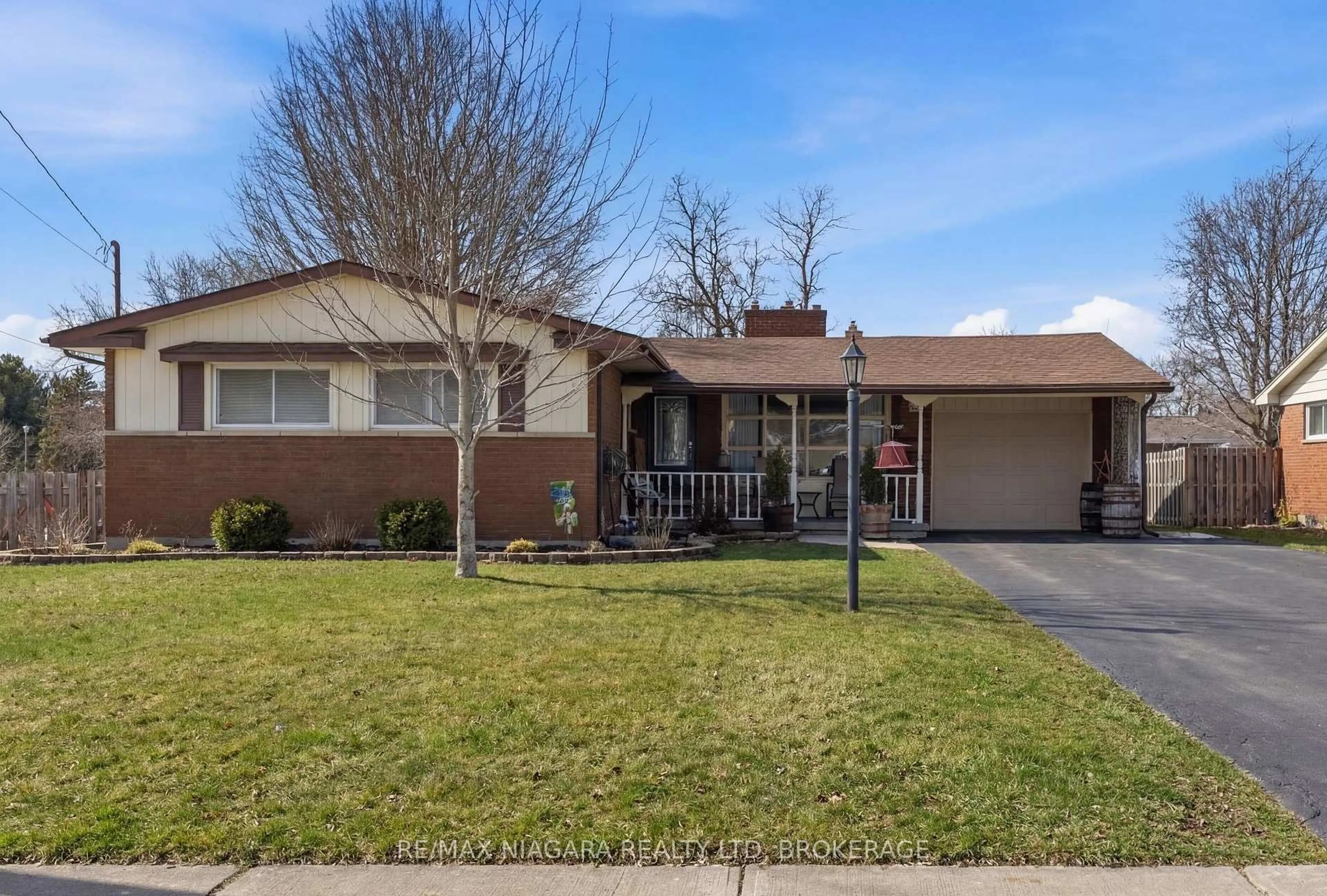 Home with vinyl exterior material, street for 1350 Haist St, Pelham Ontario L0S 1M0