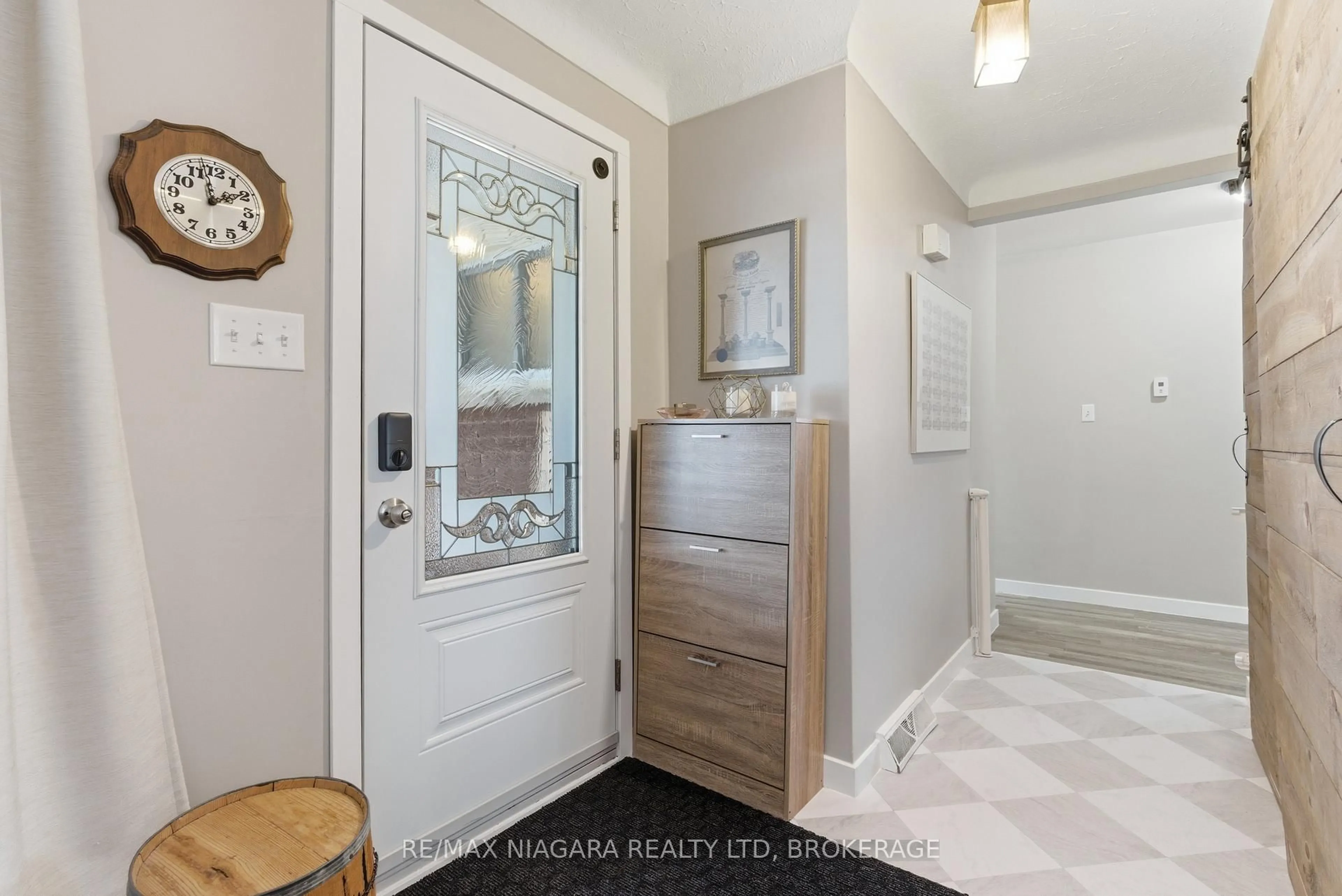 Indoor entryway for 1350 Haist St, Pelham Ontario L0S 1M0