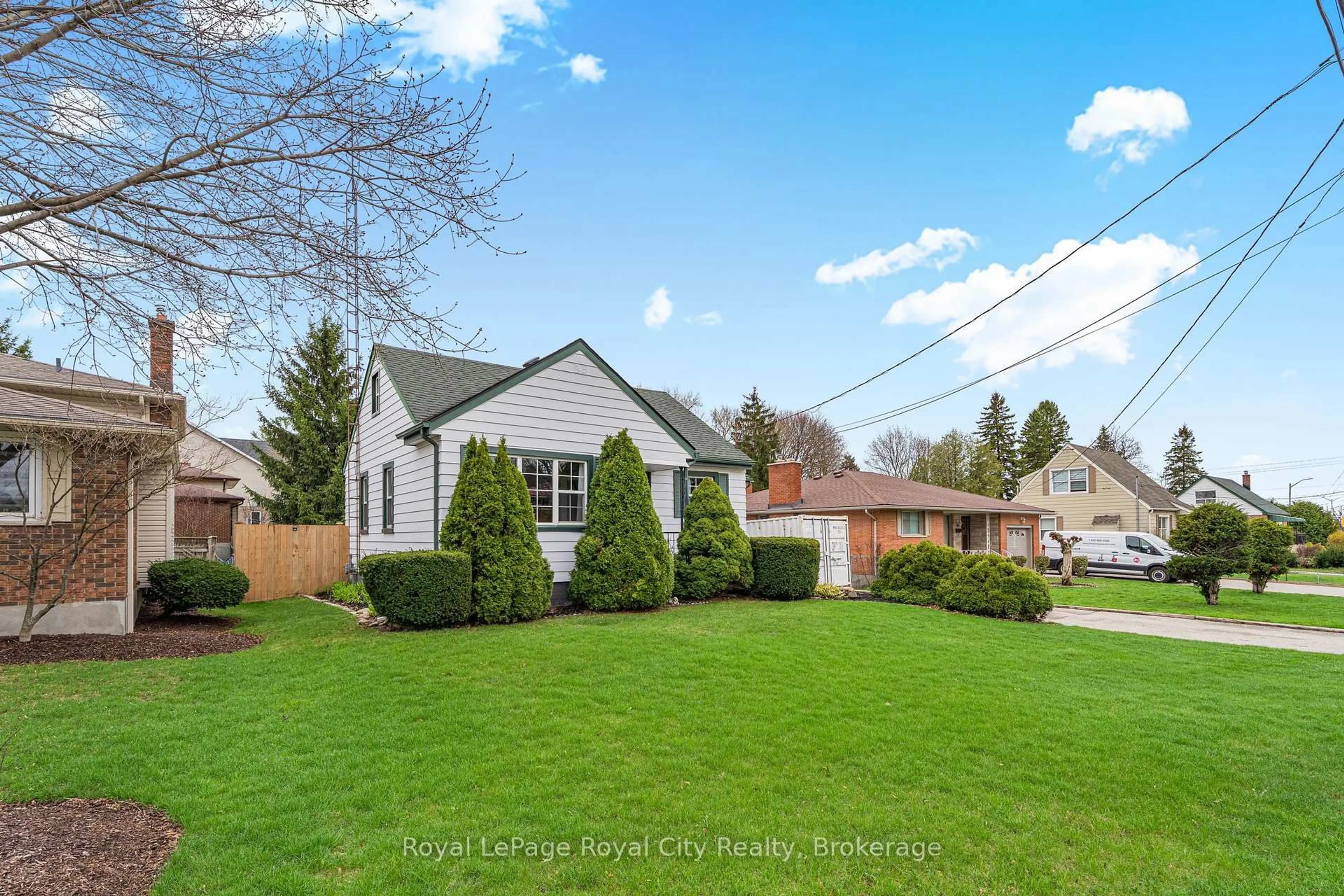 A pic from outside/outdoor area/front of a property/back of a property/a pic from drone, street for 513 Speedvale Ave, Guelph Ontario N1E 1P5