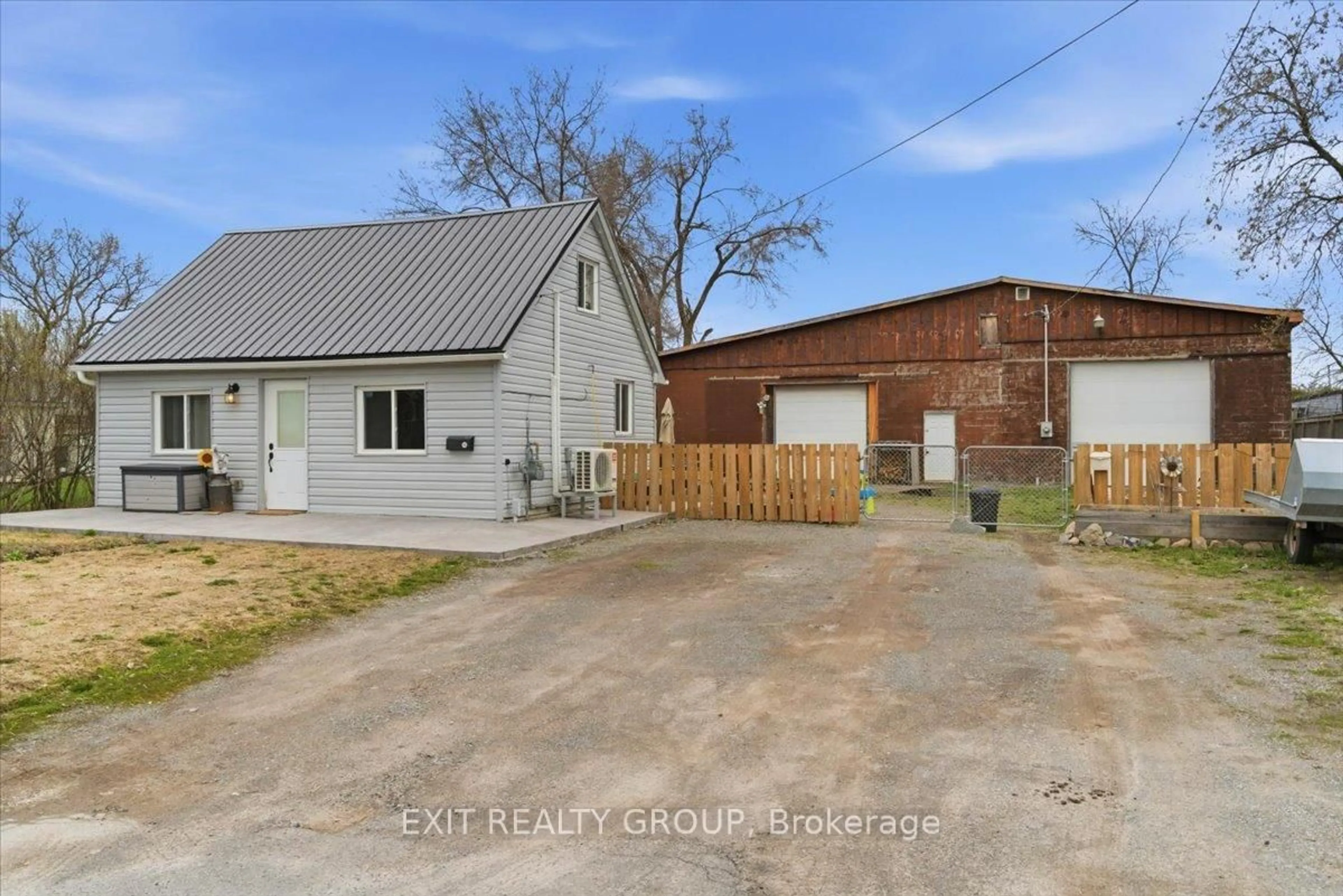 A pic from outside/outdoor area/front of a property/back of a property/a pic from drone, street for 43 Centre St, Belleville Ontario K8N 4W7