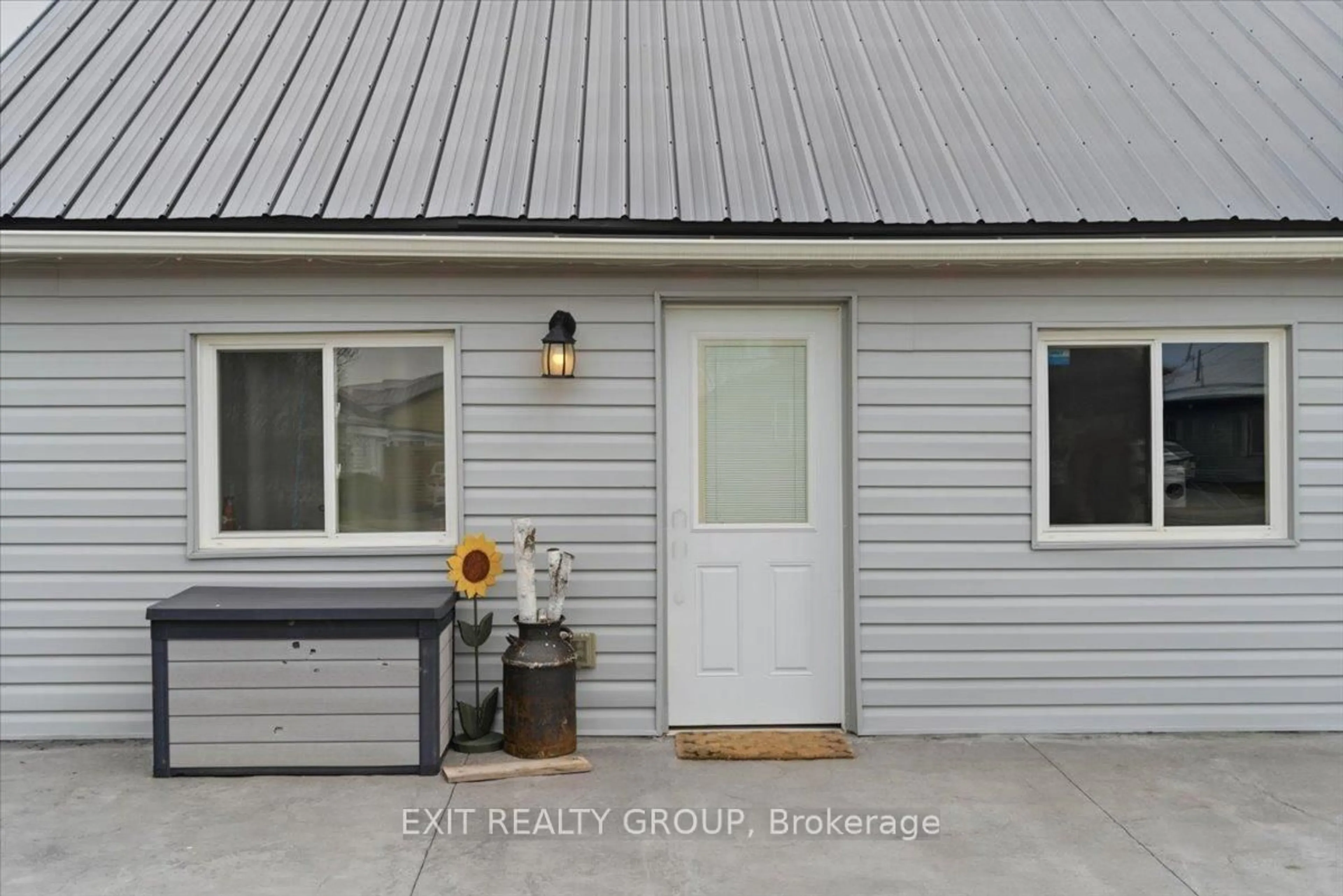 Indoor entryway for 43 Centre St, Belleville Ontario K8N 4W7