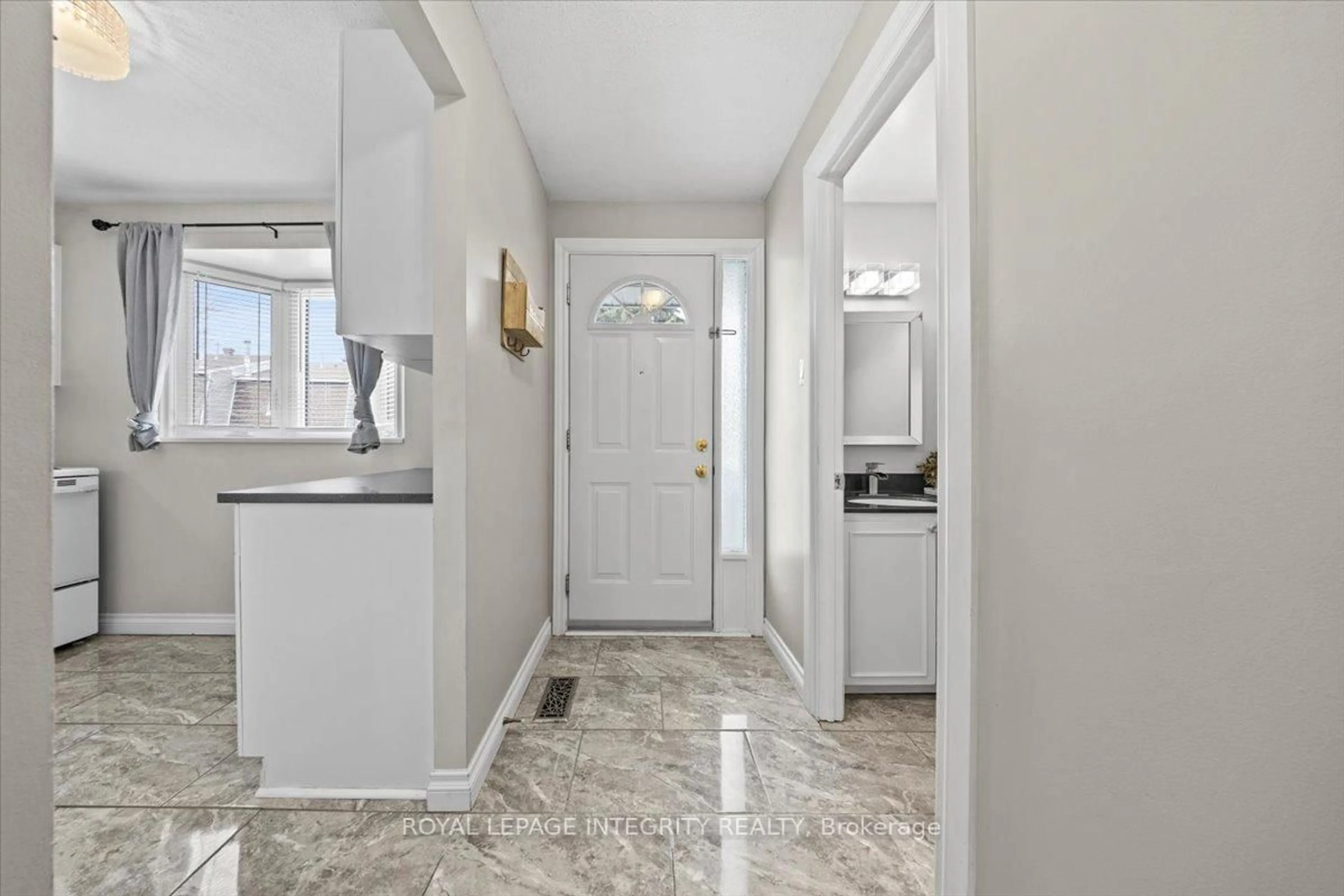 Indoor entryway for 1771 Lamoureux Dr #C, Ottawa Ontario K1E 2N5