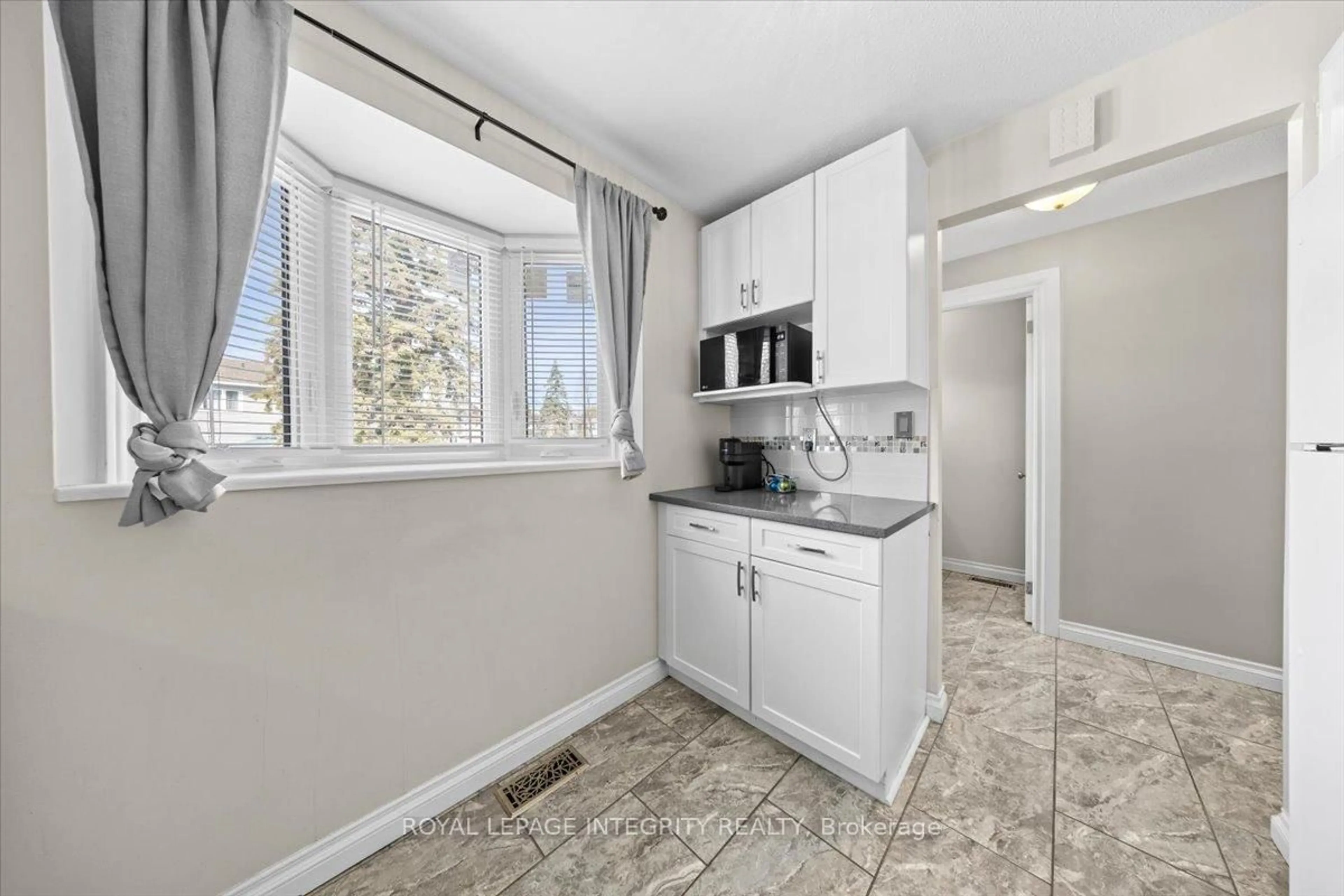 Standard kitchen, ceramic/tile floor for 1771 Lamoureux Dr #C, Ottawa Ontario K1E 2N5