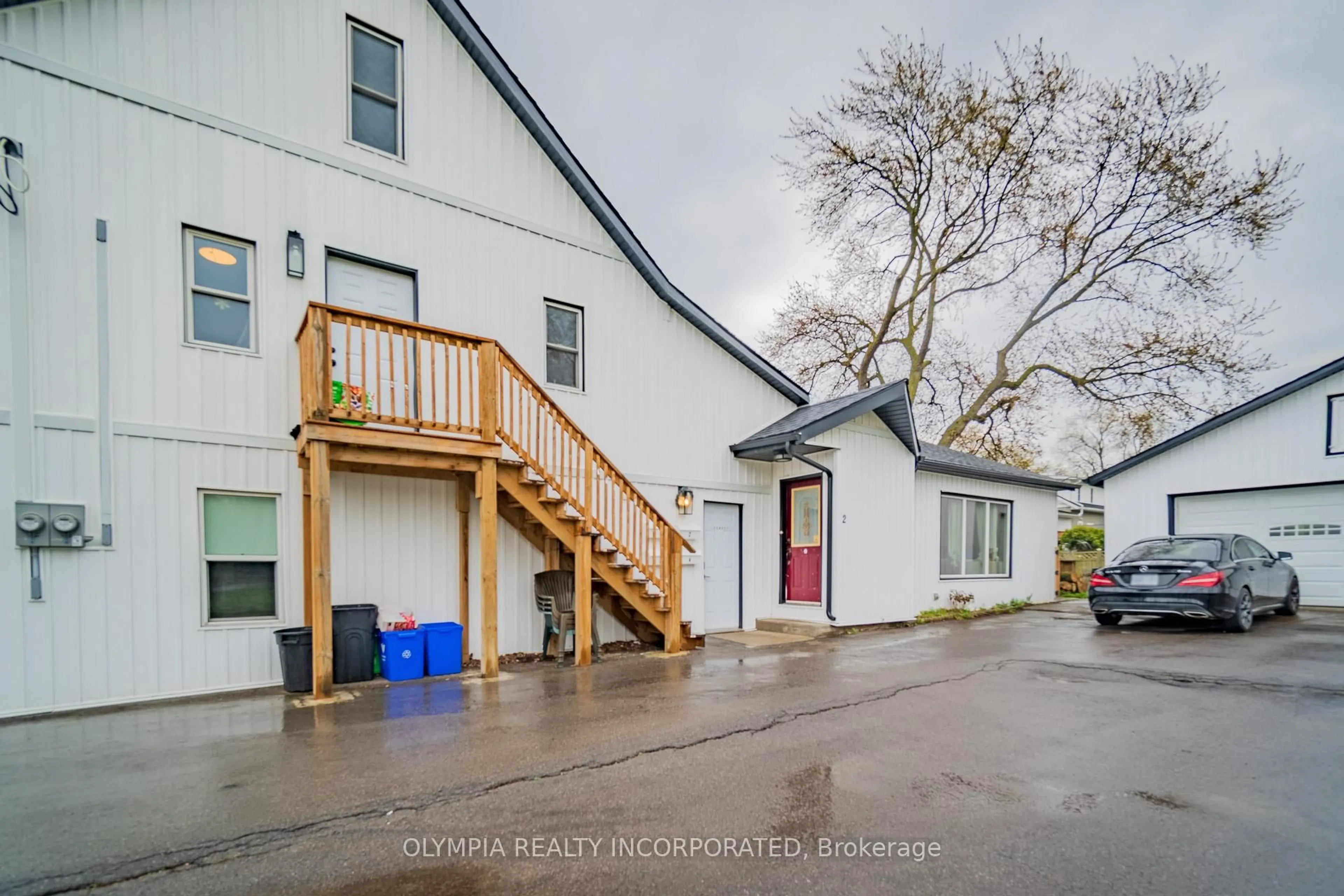 A pic from outside/outdoor area/front of a property/back of a property/a pic from drone, street for 5448 Hamilton St, Niagara Falls Ontario L2E 2W6